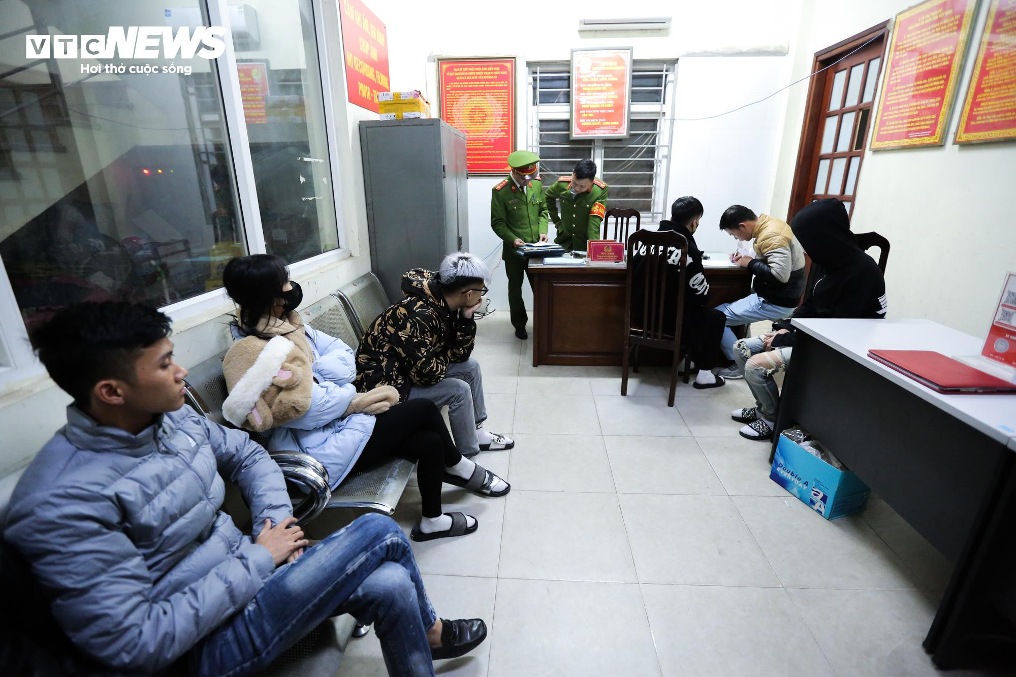 Cảnh sát 141 hóa trang đón lõng các 'quái xế' độ xe, nẹt pô trên phố Hà Nội - 16