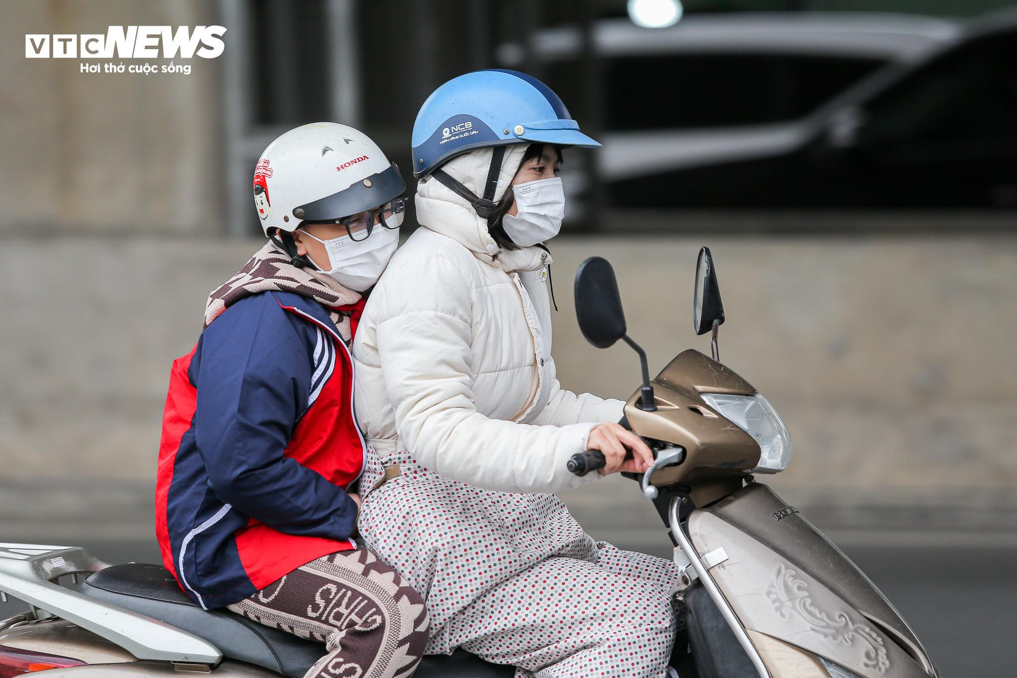 Người Hà Nội khăn áo kín mít, quấn chăn ra đường trong cái rét 12 độ C - 23