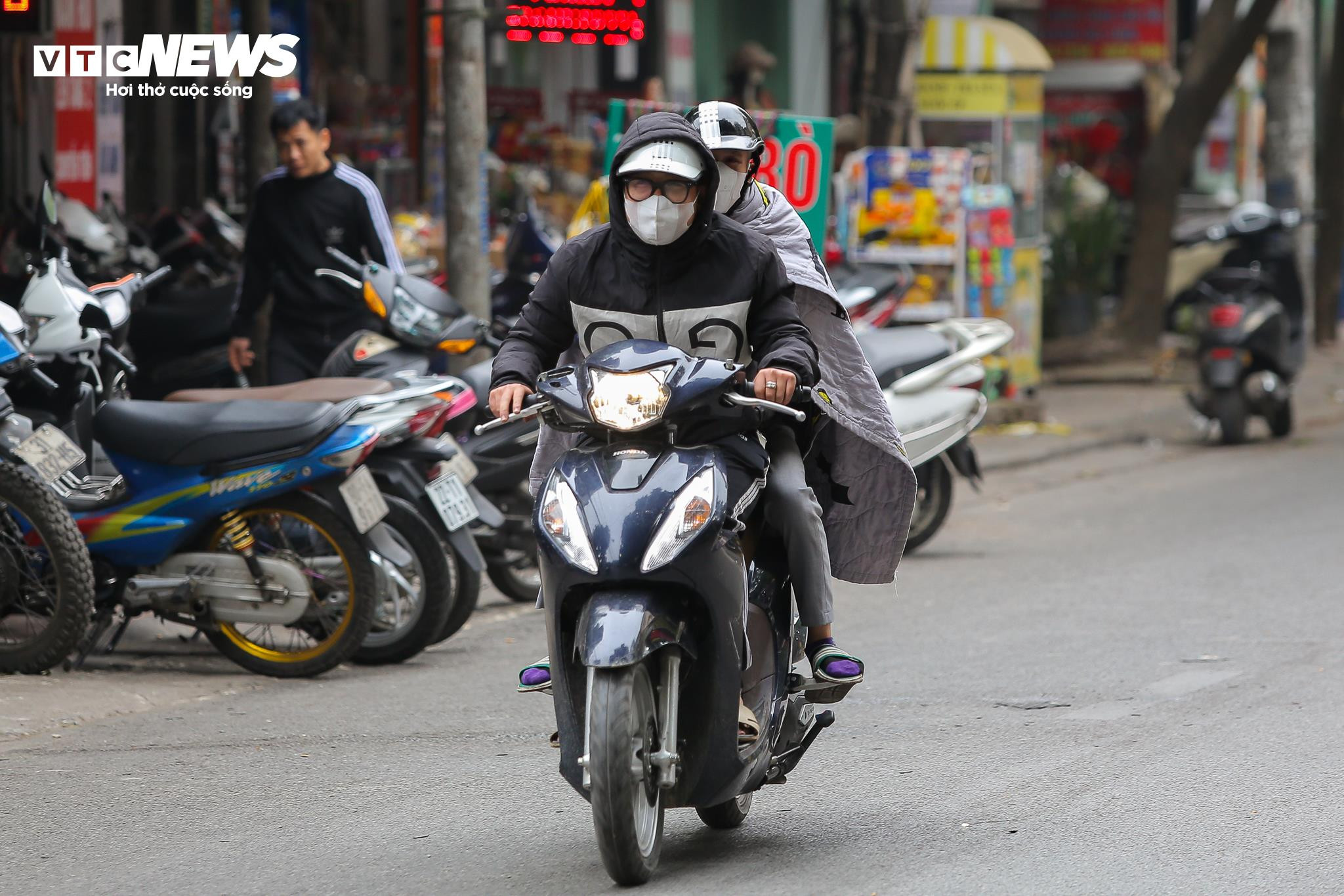 Người Hà Nội khăn áo kín mít, quấn chăn ra đường trong cái rét 12 độ C - 9