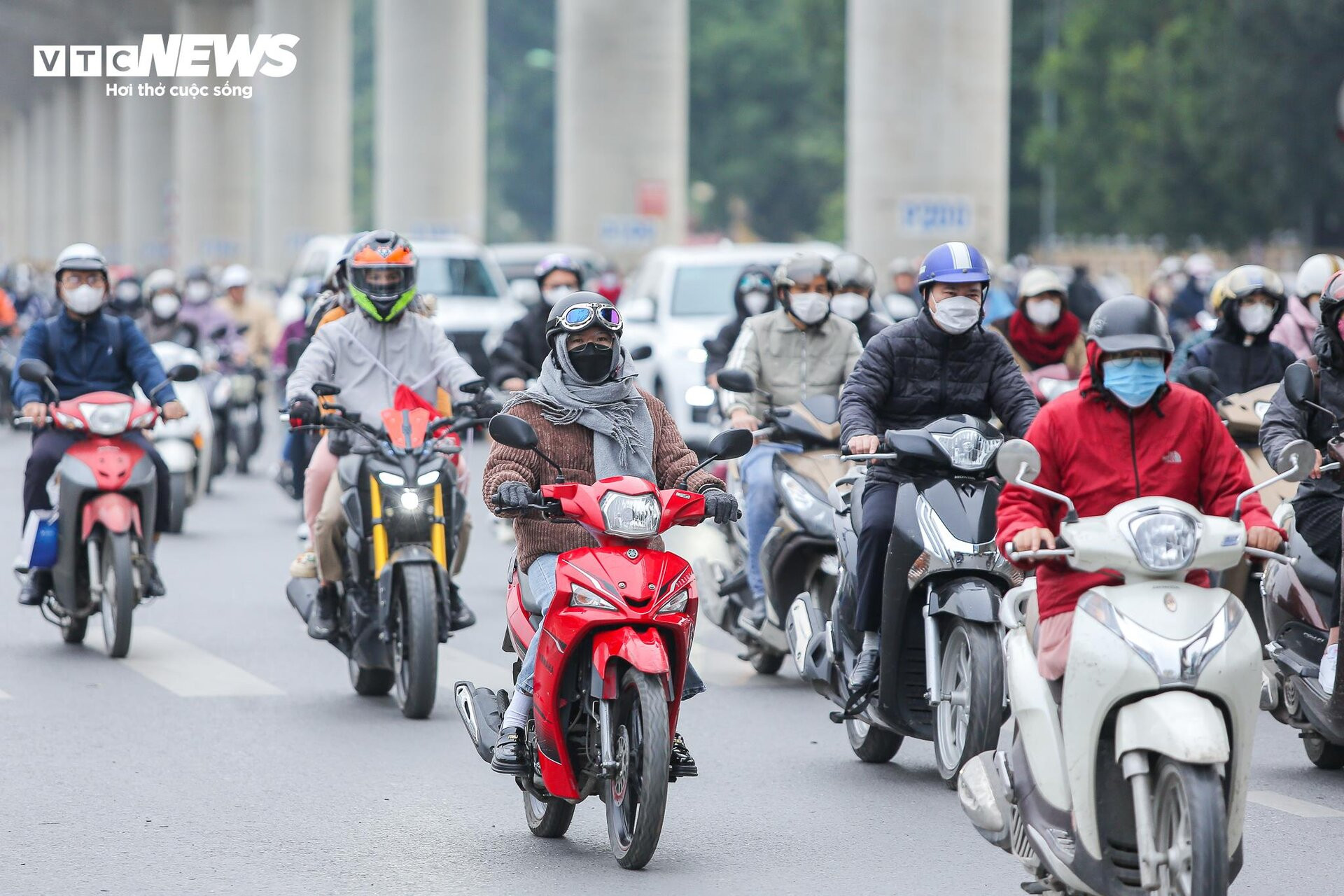 Người Hà Nội khăn áo kín mít, quấn chăn ra đường trong cái rét 12 độ C - 2