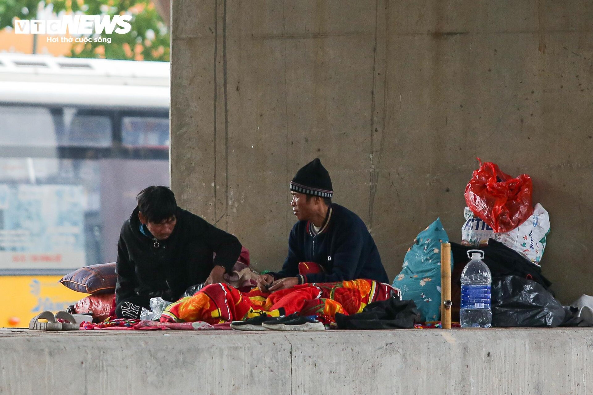 Người Hà Nội khăn áo kín mít, quấn chăn ra đường trong cái rét 12 độ C - 20