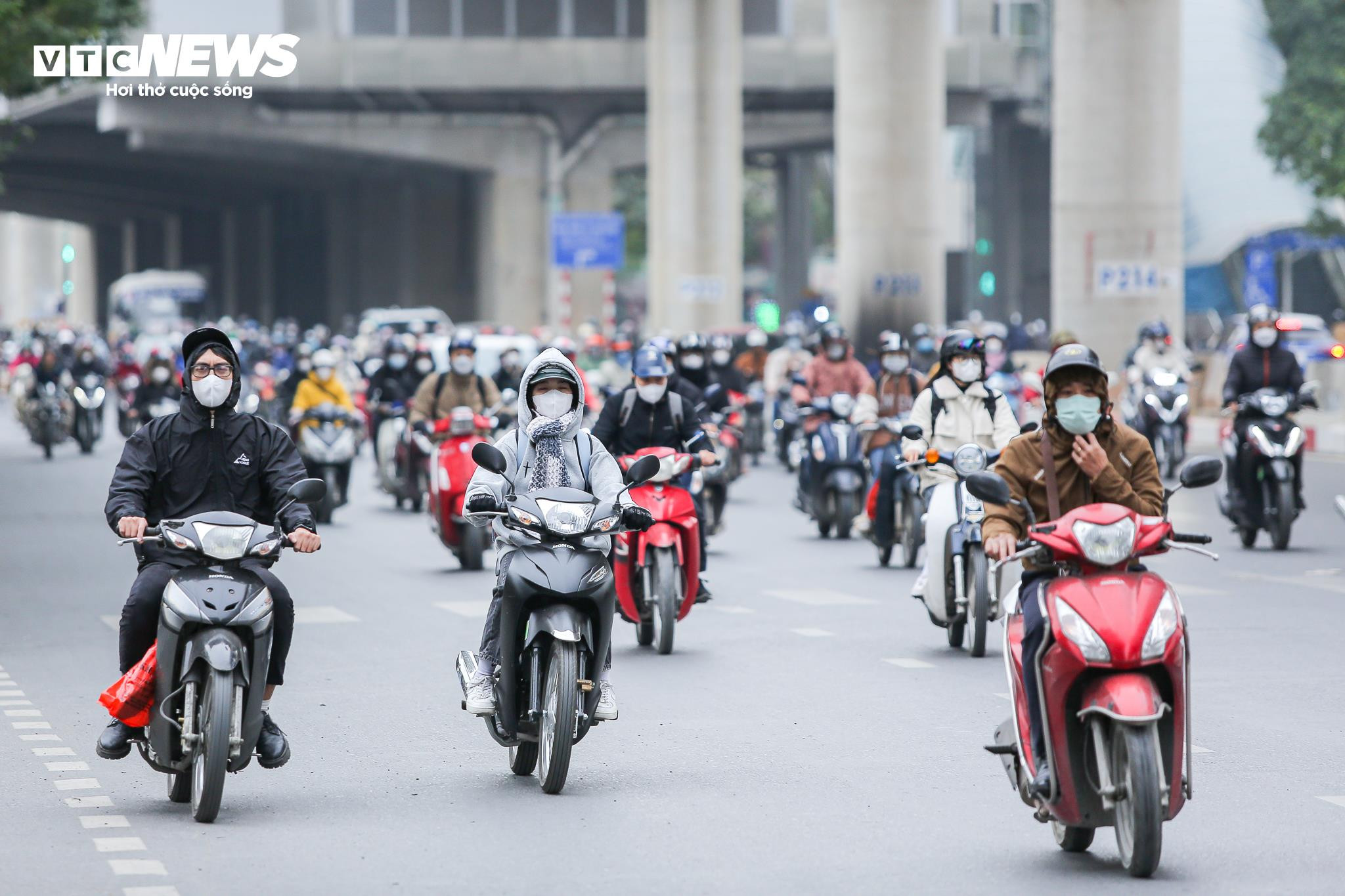 Người Hà Nội khăn áo kín mít, quấn chăn ra đường trong cái rét 12 độ C - 3