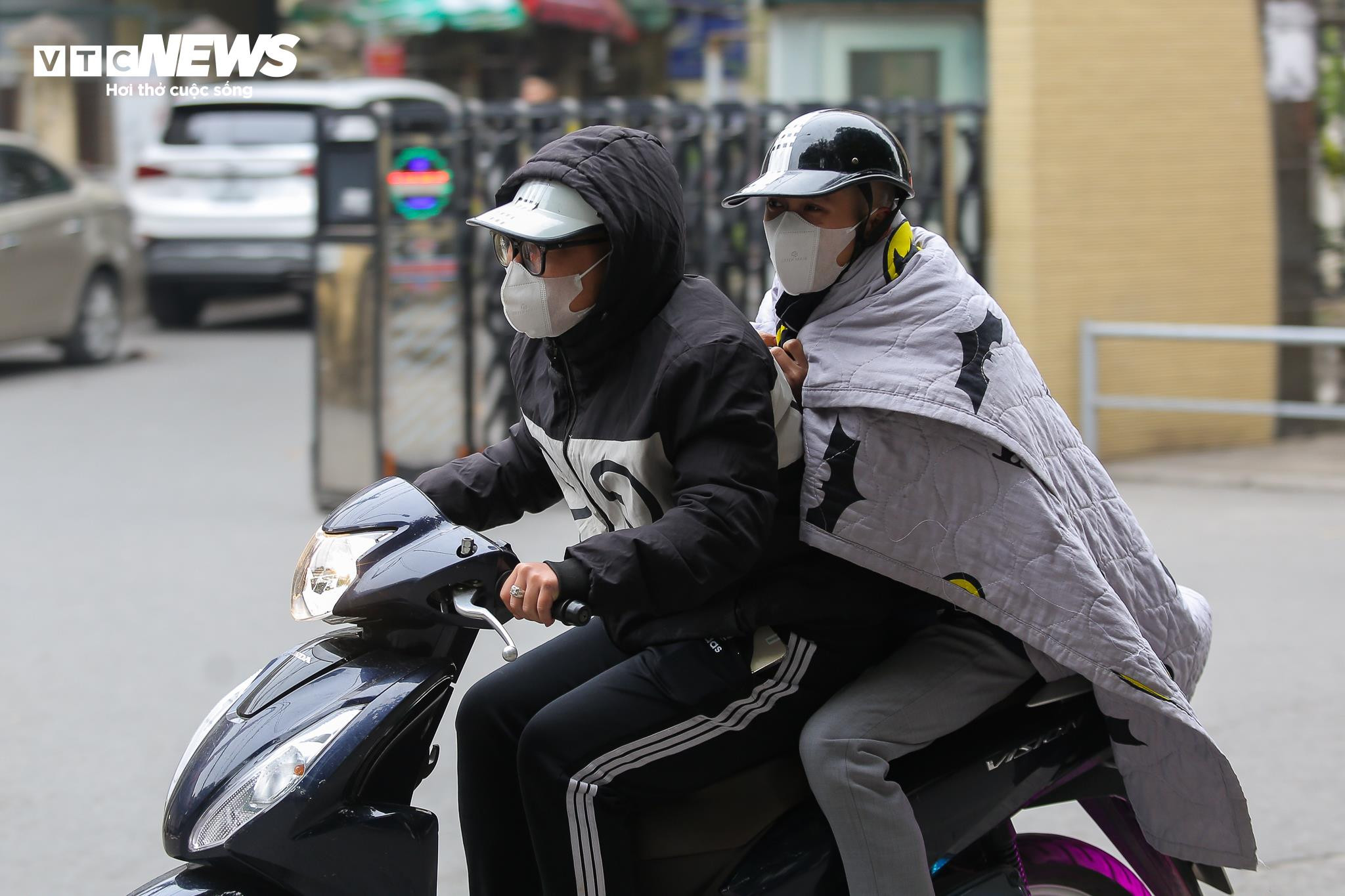 Người Hà Nội khăn áo kín mít, quấn chăn ra đường trong cái rét 12 độ C - 10