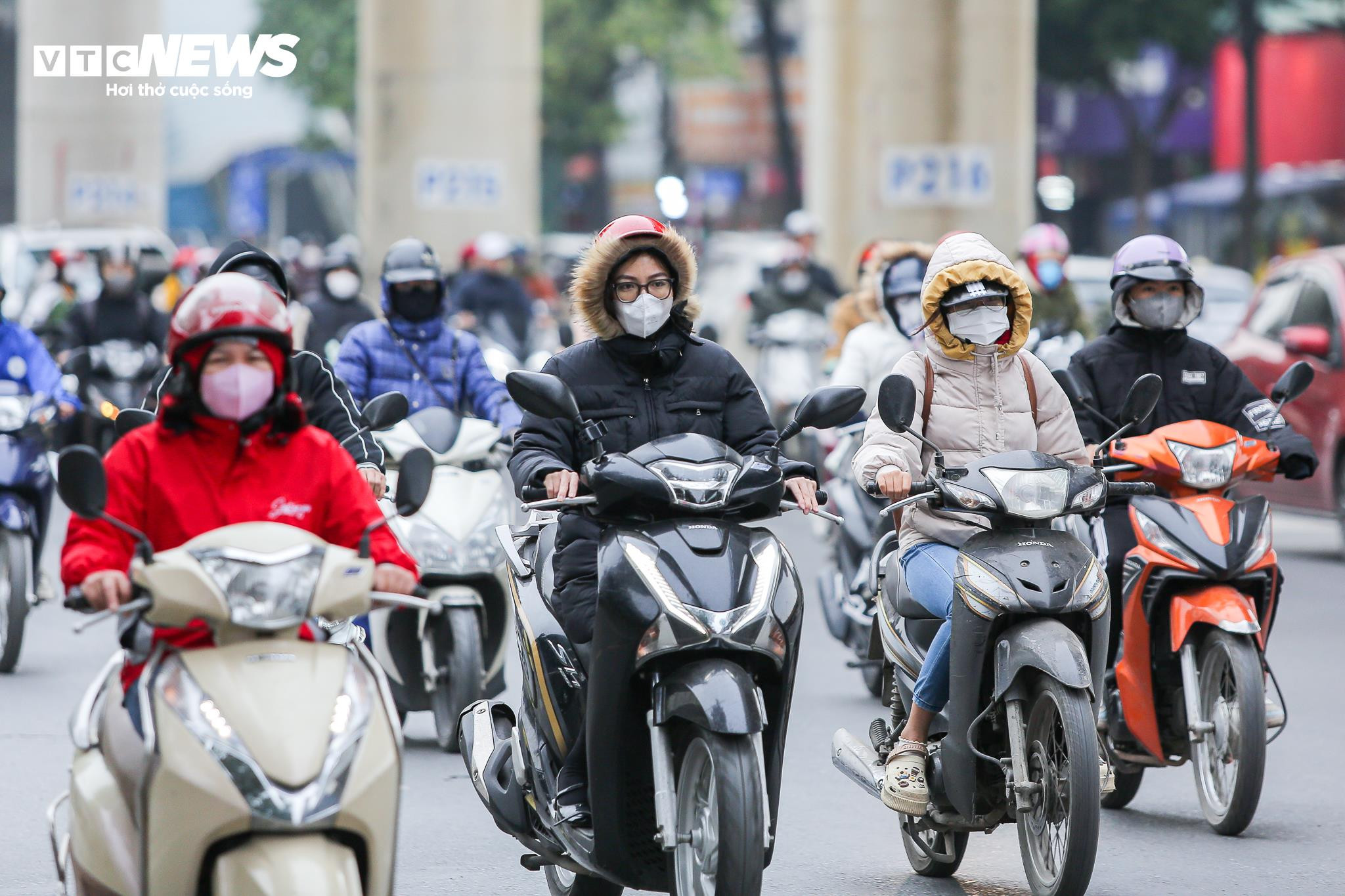 Người Hà Nội khăn áo kín mít, quấn chăn ra đường trong cái rét 12 độ C - 4