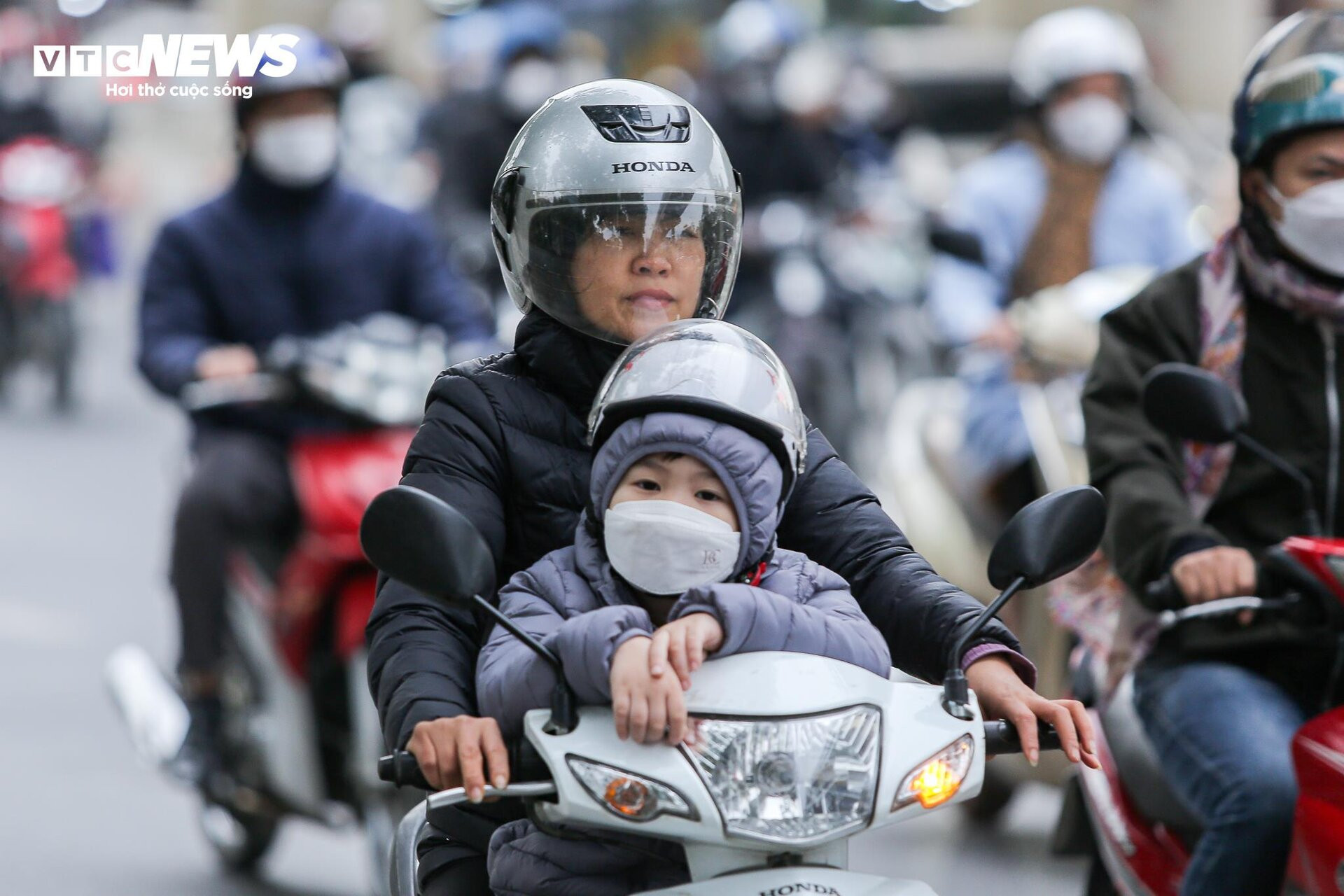 Người Hà Nội khăn áo kín mít, quấn chăn ra đường trong cái rét 12 độ C - 13