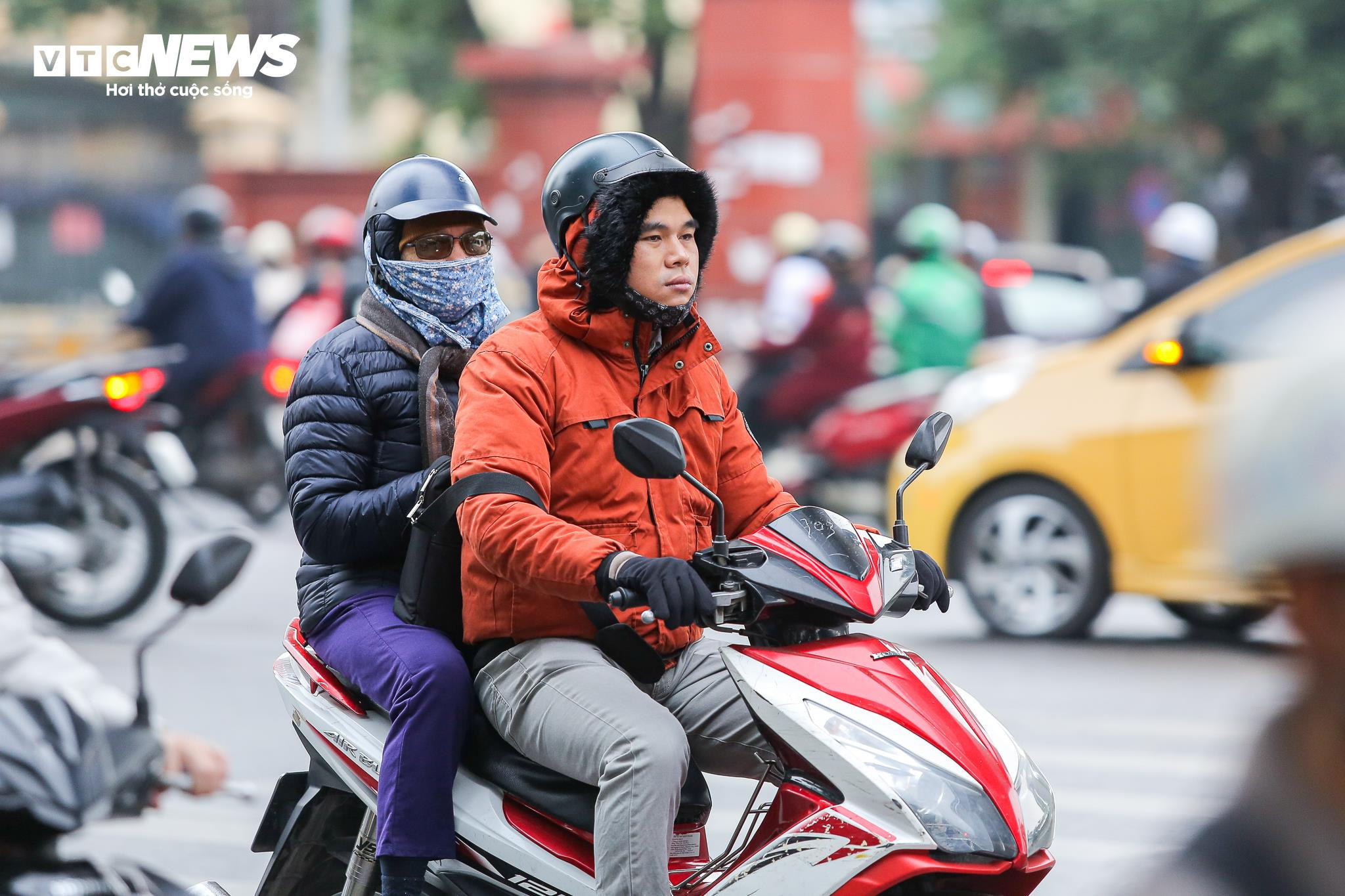 Người Hà Nội khăn áo kín mít, quấn chăn ra đường trong cái rét 12 độ C - 8