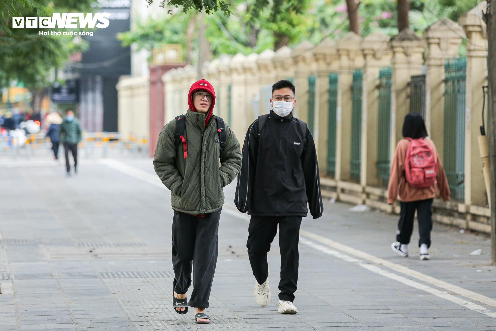 Người Hà Nội khăn áo kín mít, quấn chăn ra đường trong cái rét 12 độ C - 16