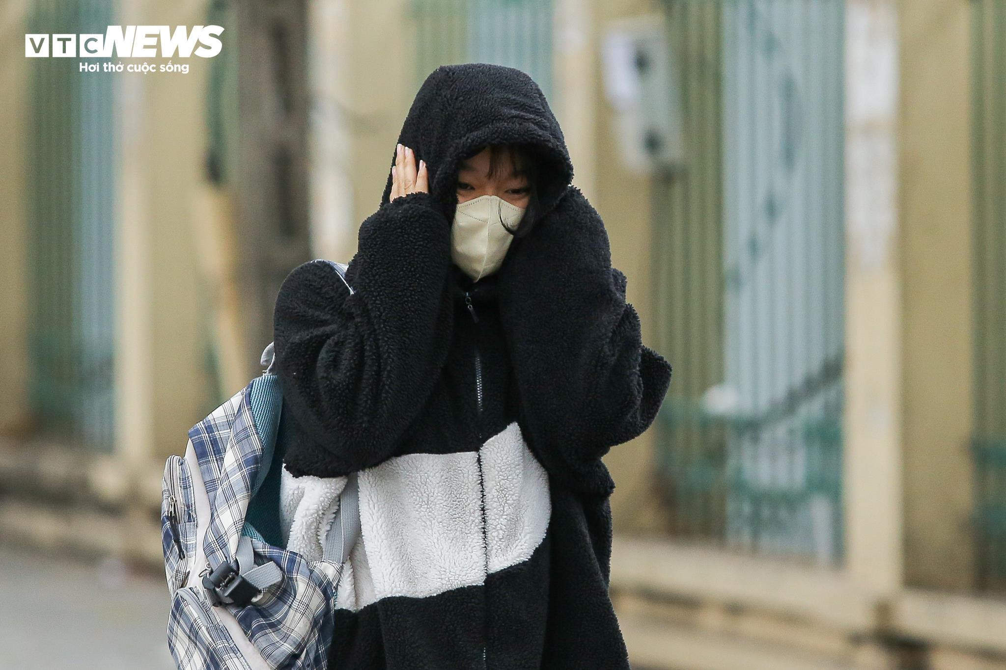 Người Hà Nội khăn áo kín mít, quấn chăn ra đường trong cái rét 12 độ C - 11