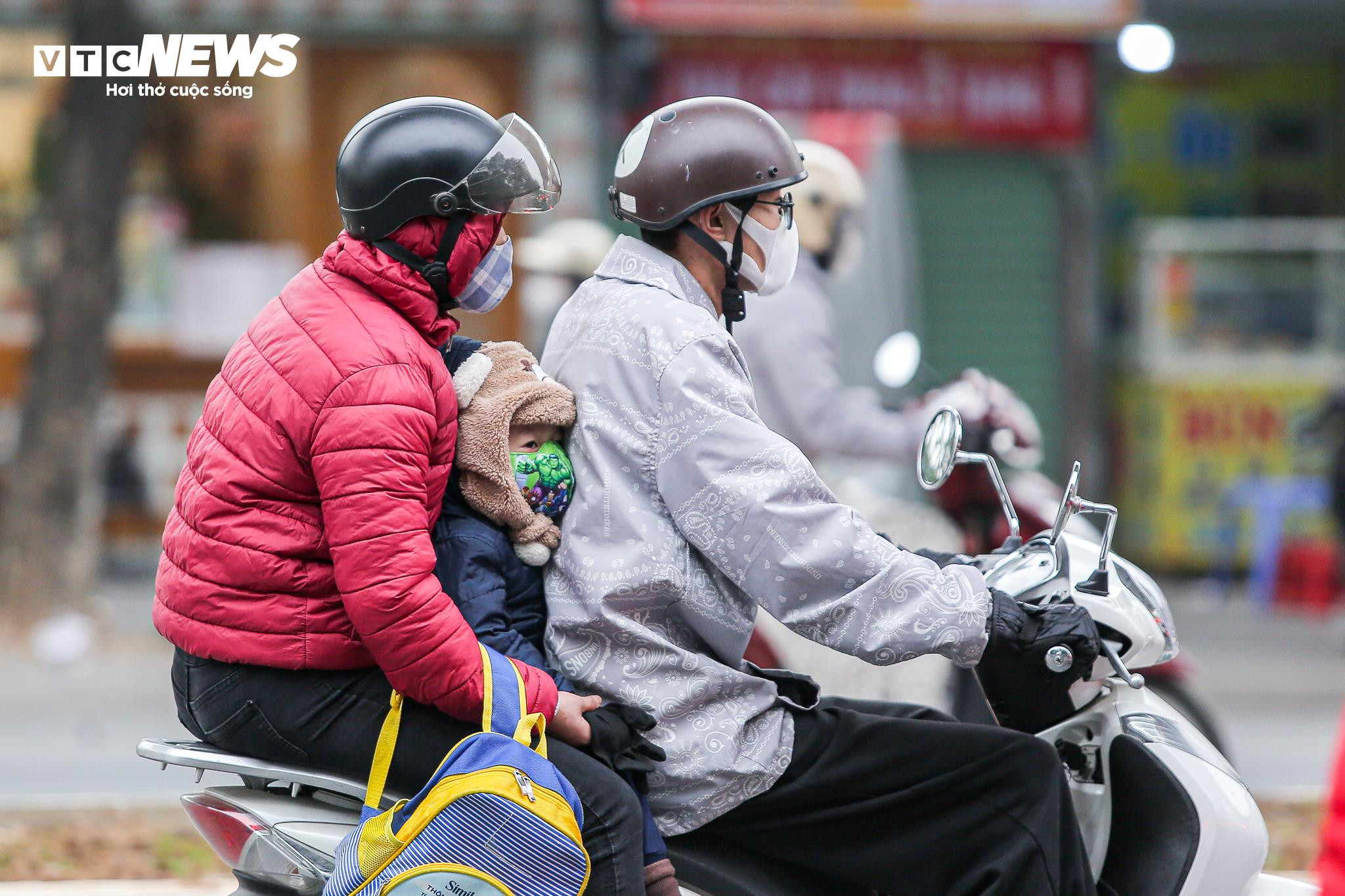 Người Hà Nội khăn áo kín mít, quấn chăn ra đường trong cái rét 12 độ C - 14