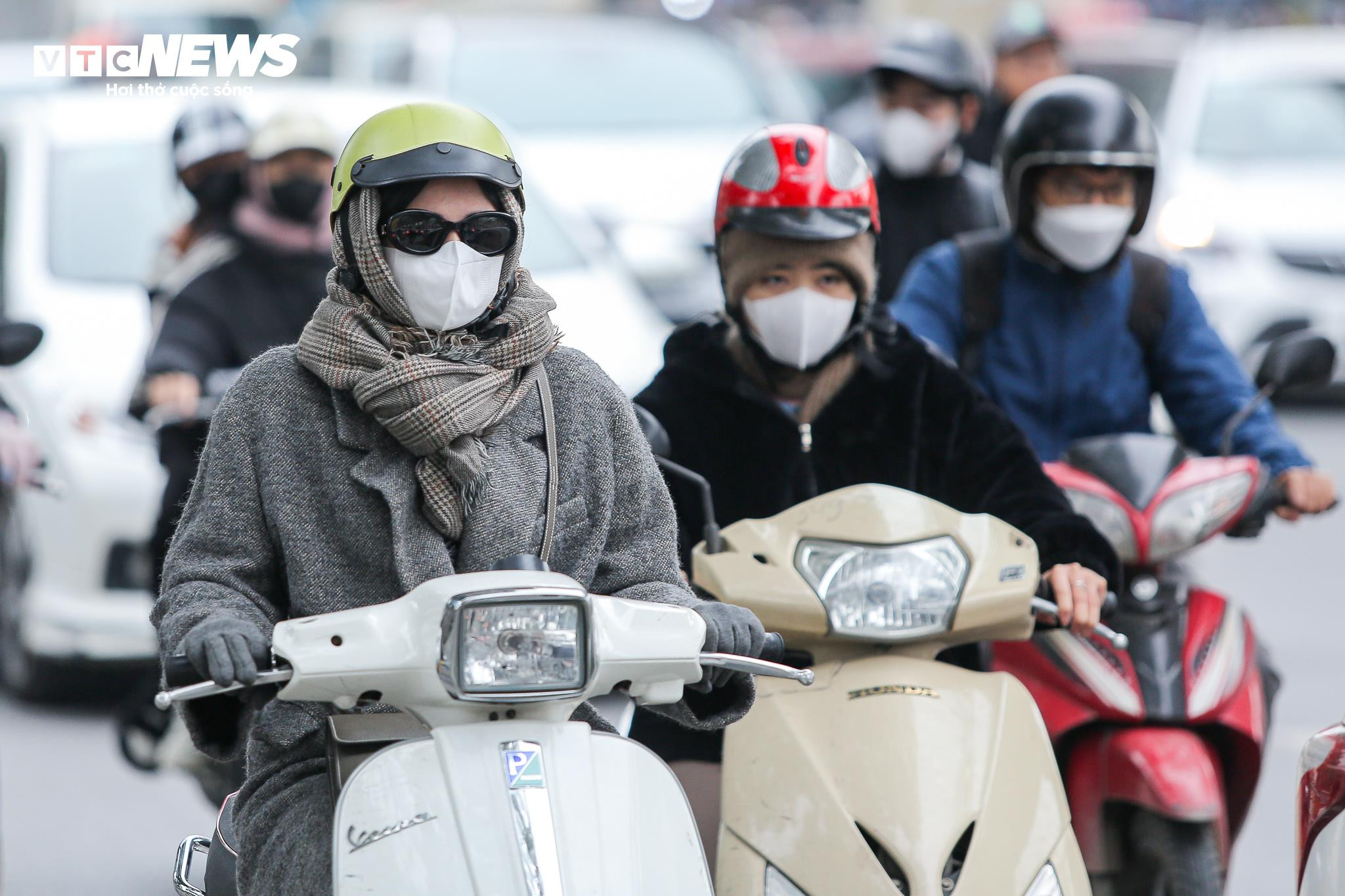 Người Hà Nội khăn áo kín mít, quấn chăn ra đường trong cái rét 12 độ C - 7