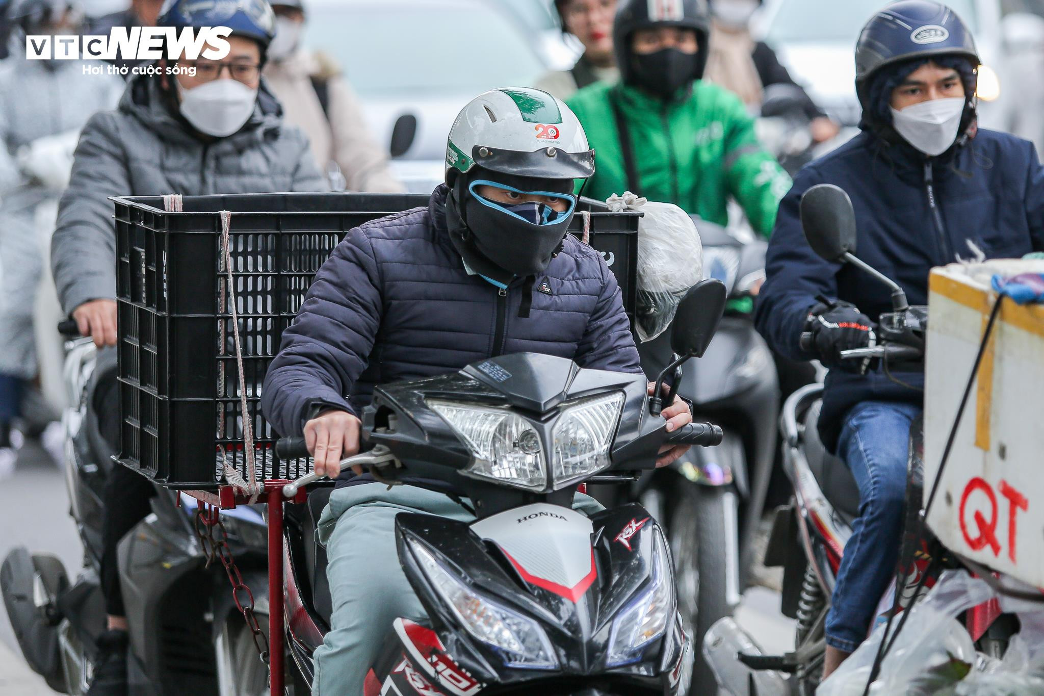 Người Hà Nội khăn áo kín mít, quấn chăn ra đường trong cái rét 12 độ C - 19