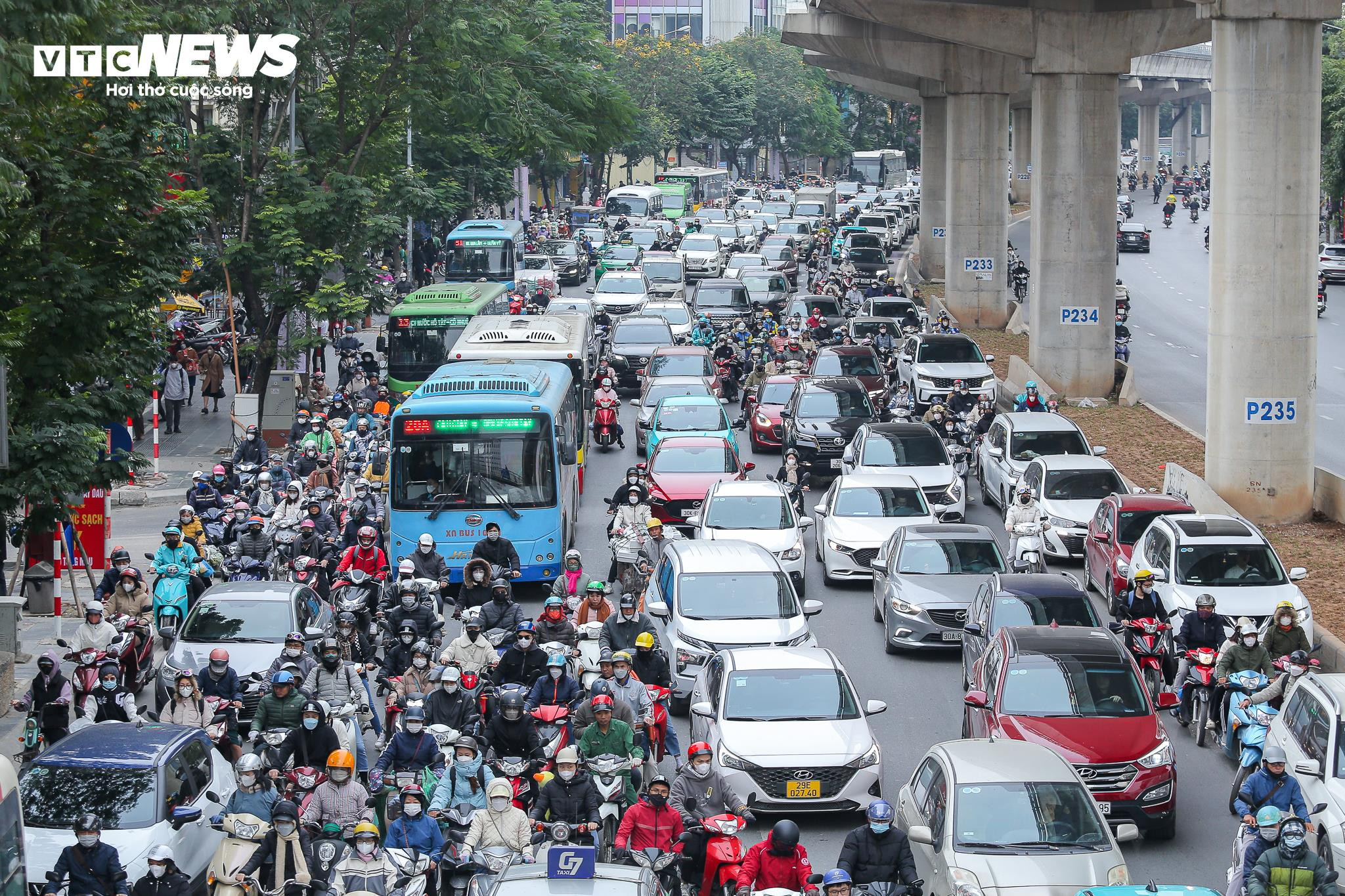 Người Hà Nội khăn áo kín mít, quấn chăn ra đường trong cái rét 12 độ C - 5