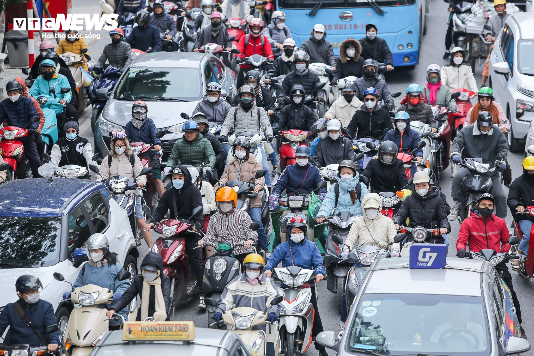 Người Hà Nội khăn áo kín mít, quấn chăn ra đường trong cái rét 12 độ C - 6