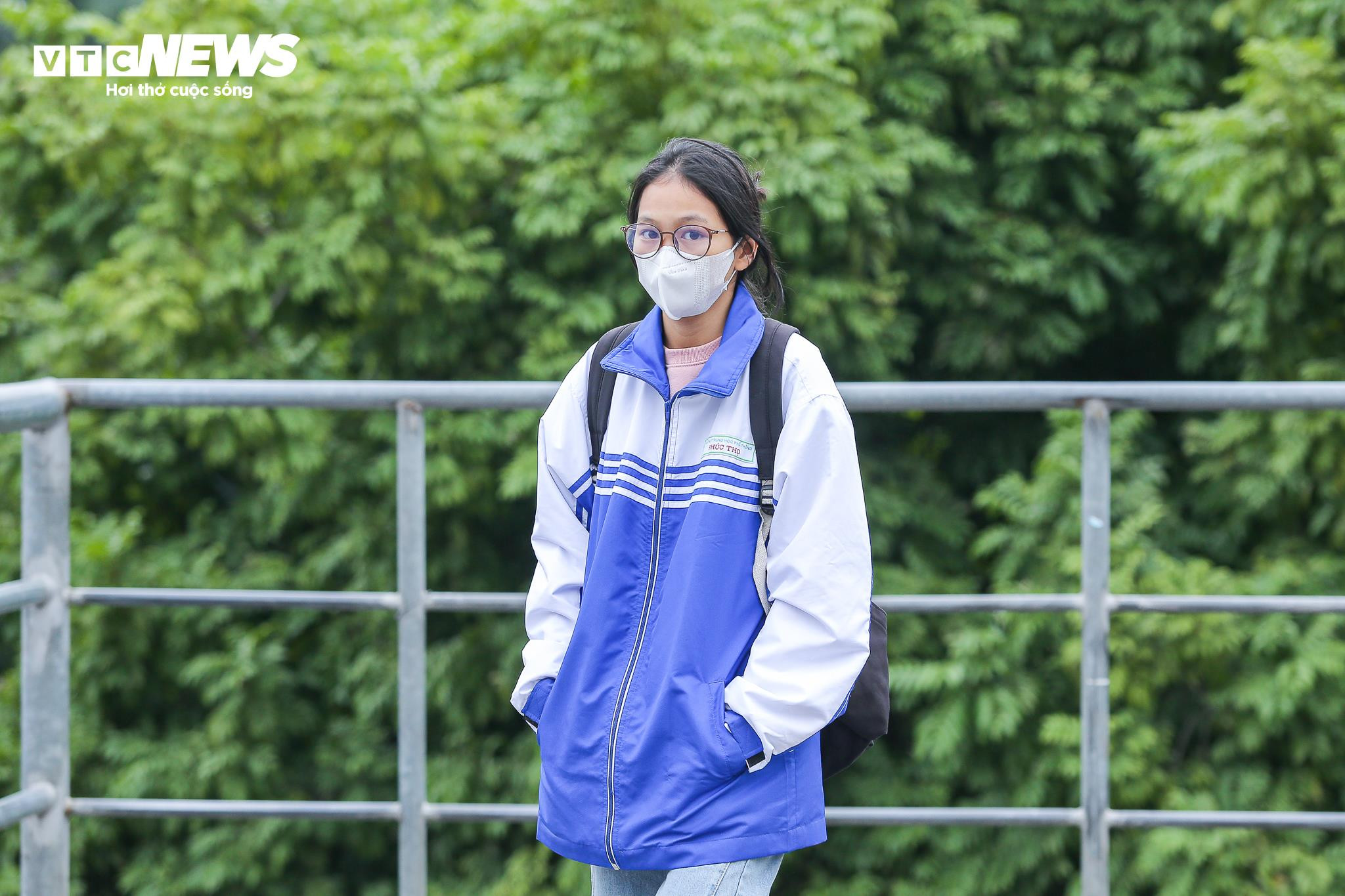 Người Hà Nội khăn áo kín mít, quấn chăn ra đường trong cái rét 12 độ C - 15