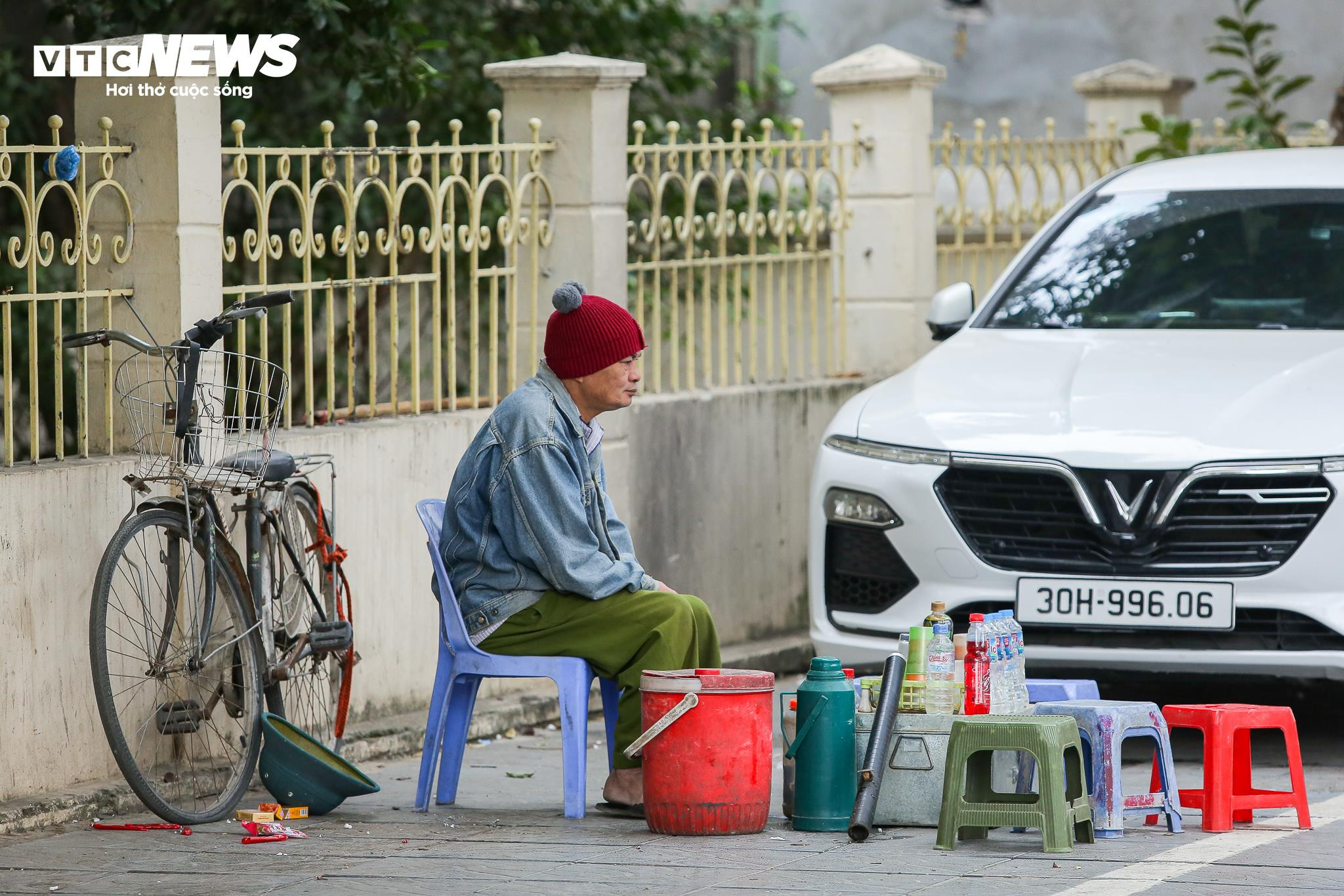 Người Hà Nội khăn áo kín mít, quấn chăn ra đường trong cái rét 12 độ C - 17