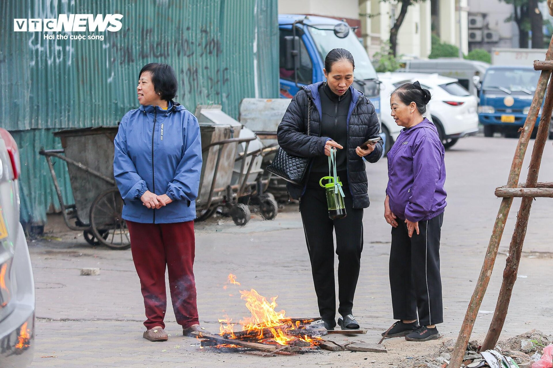 Người Hà Nội khăn áo kín mít, quấn chăn ra đường trong cái rét 12 độ C - 21