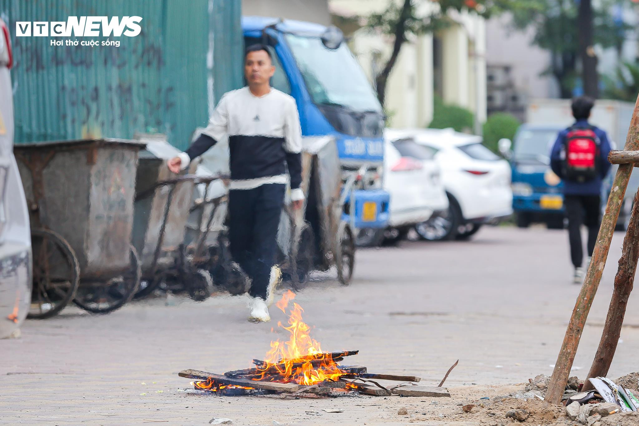Người Hà Nội khăn áo kín mít, quấn chăn ra đường trong cái rét 12 độ C - 22