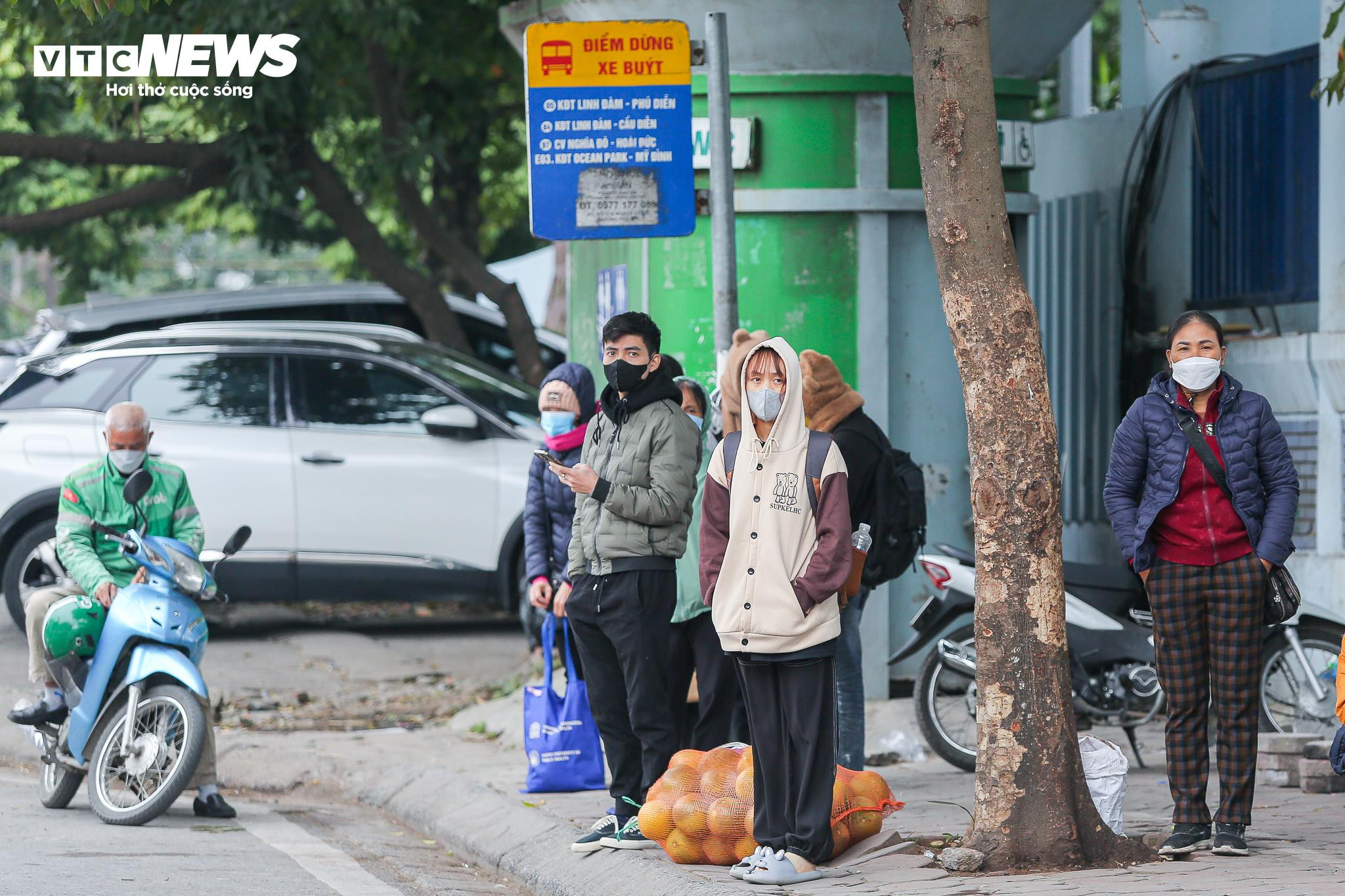 Người Hà Nội khăn áo kín mít, quấn chăn ra đường trong cái rét 12 độ C - 12
