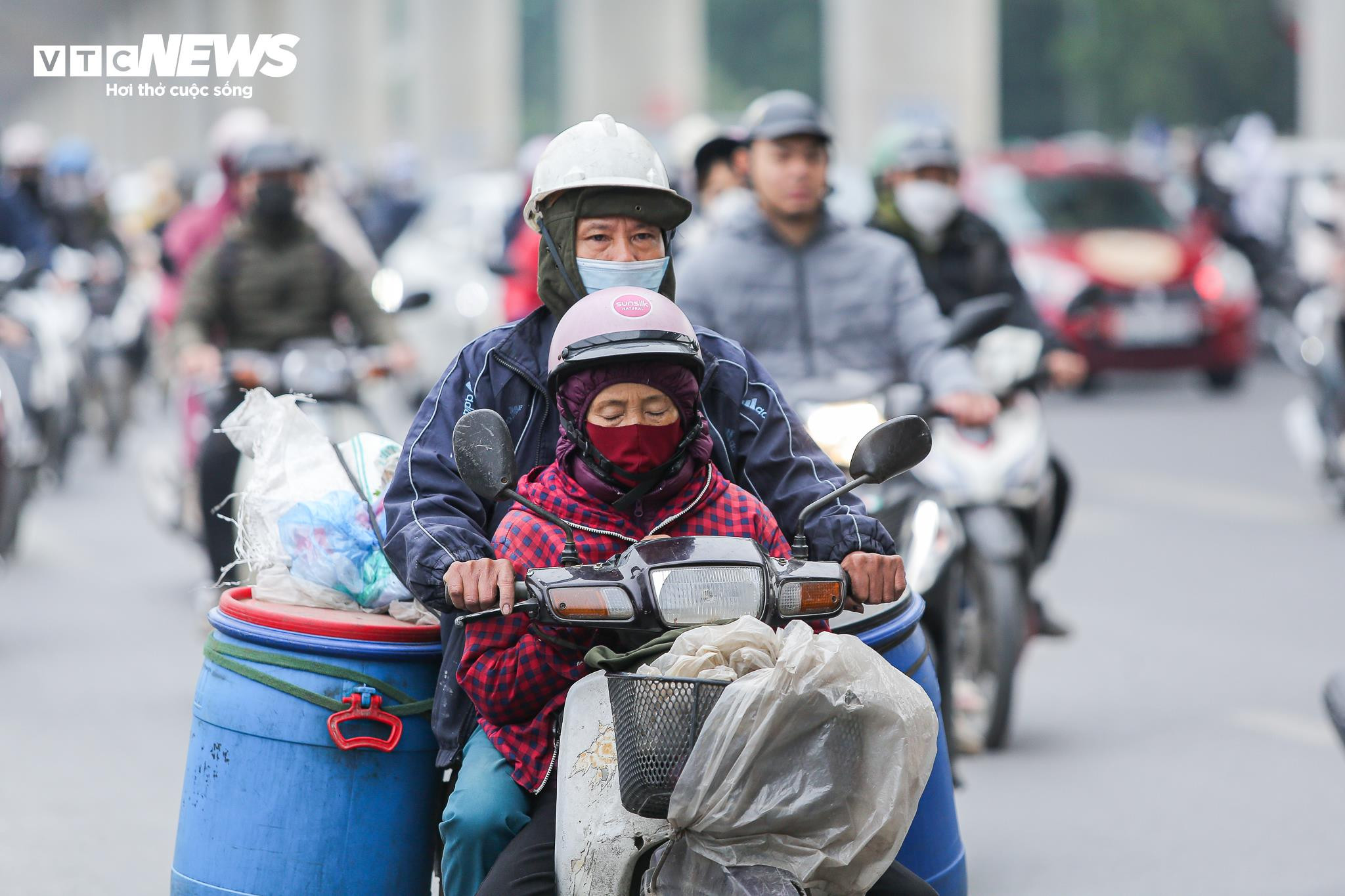 Người Hà Nội khăn áo kín mít, quấn chăn ra đường trong cái rét 12 độ C - 18