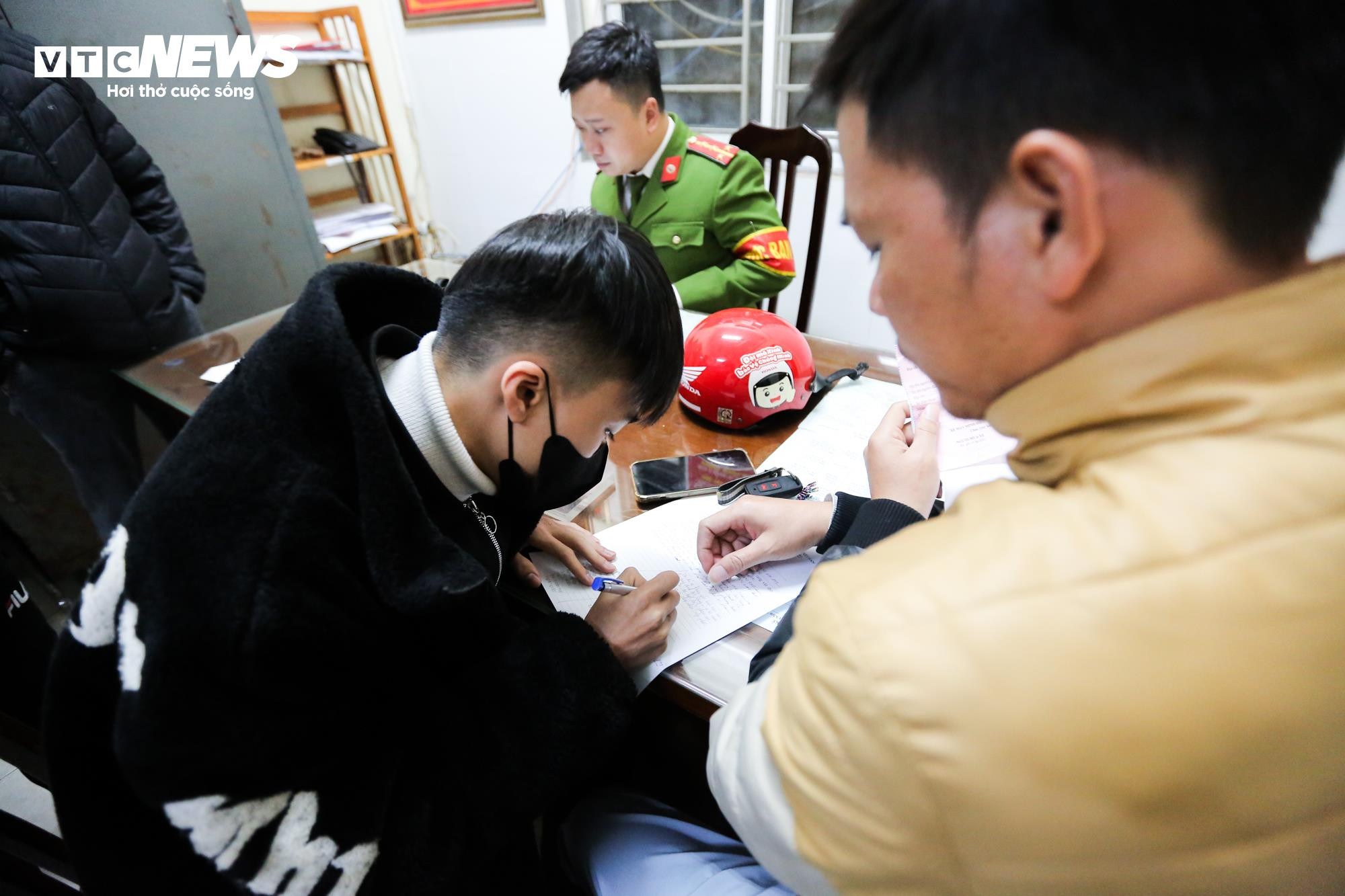 Cảnh sát 141 hóa trang đón lõng các 'quái xế' độ xe, nẹt pô trên phố Hà Nội - 17