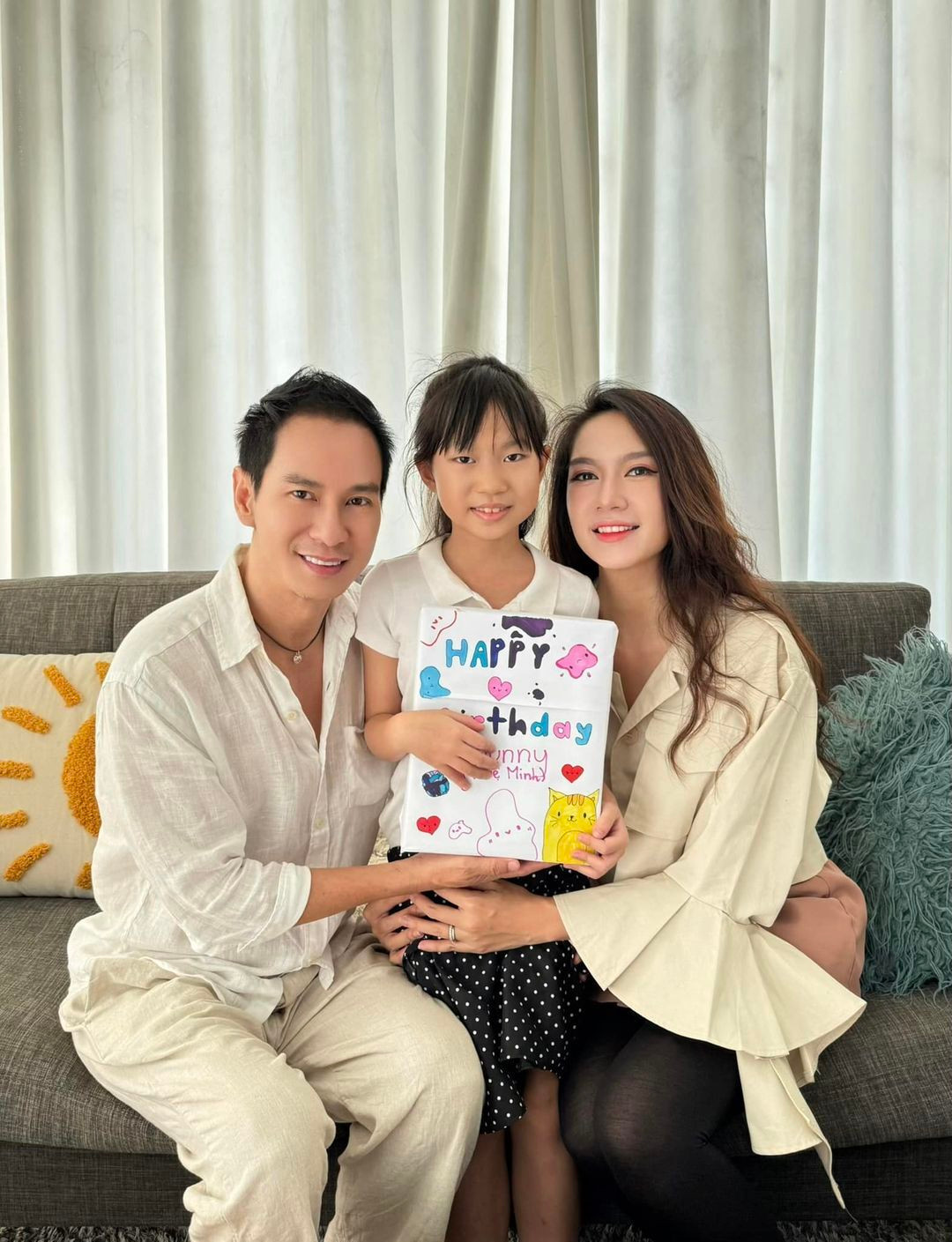 Sao Việt 21/12: Hai 'nam thần màn ảnh' hội ngộ, Việt Hương hẹn hò 'trai lạ' - 8