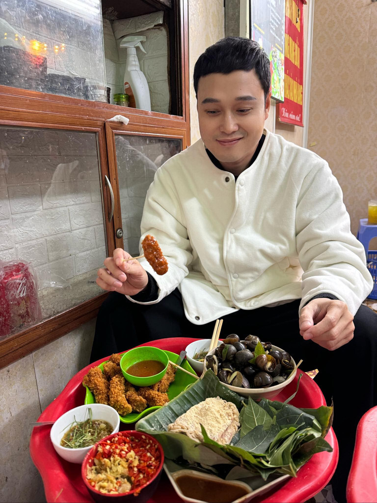 Sao Việt 21/12: Hai 'nam thần màn ảnh' hội ngộ, Việt Hương hẹn hò 'trai lạ' - 9