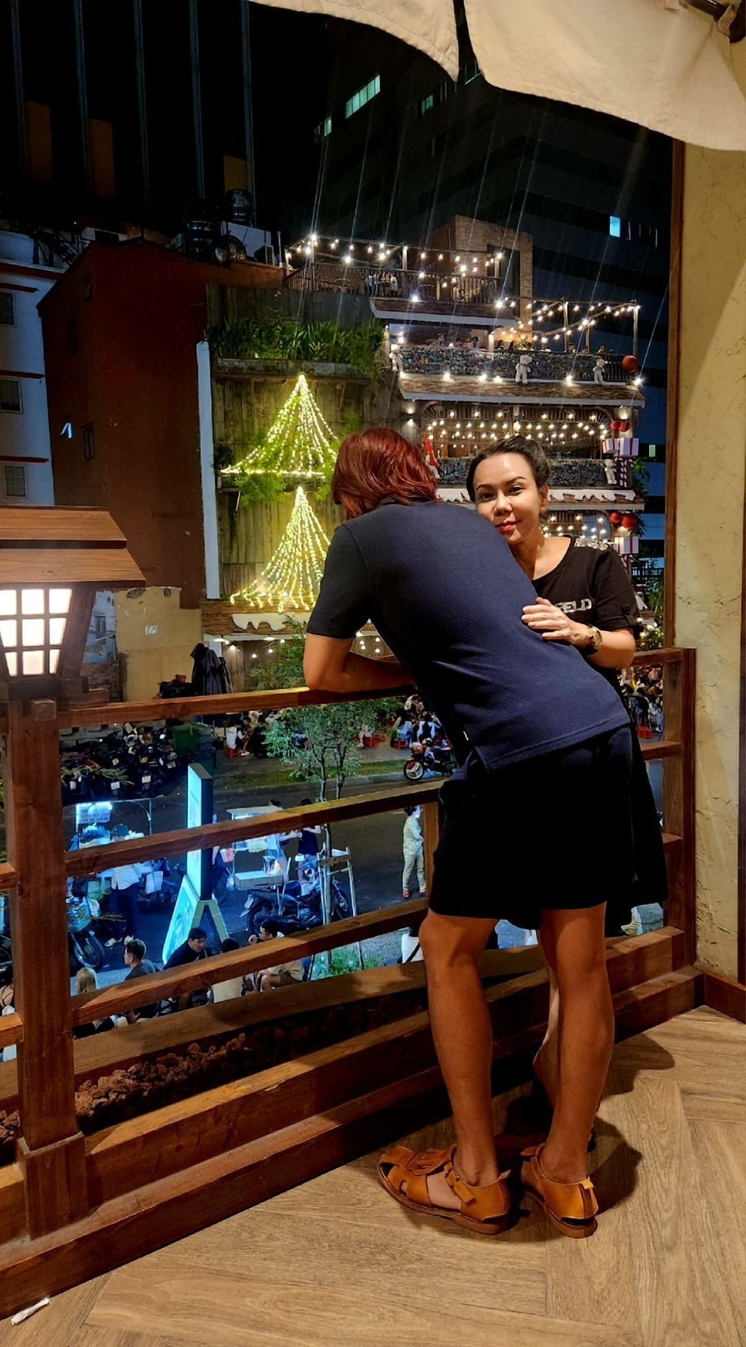 Sao Việt 21/12: Hai 'nam thần màn ảnh' hội ngộ, Việt Hương hẹn hò 'trai lạ' - 4