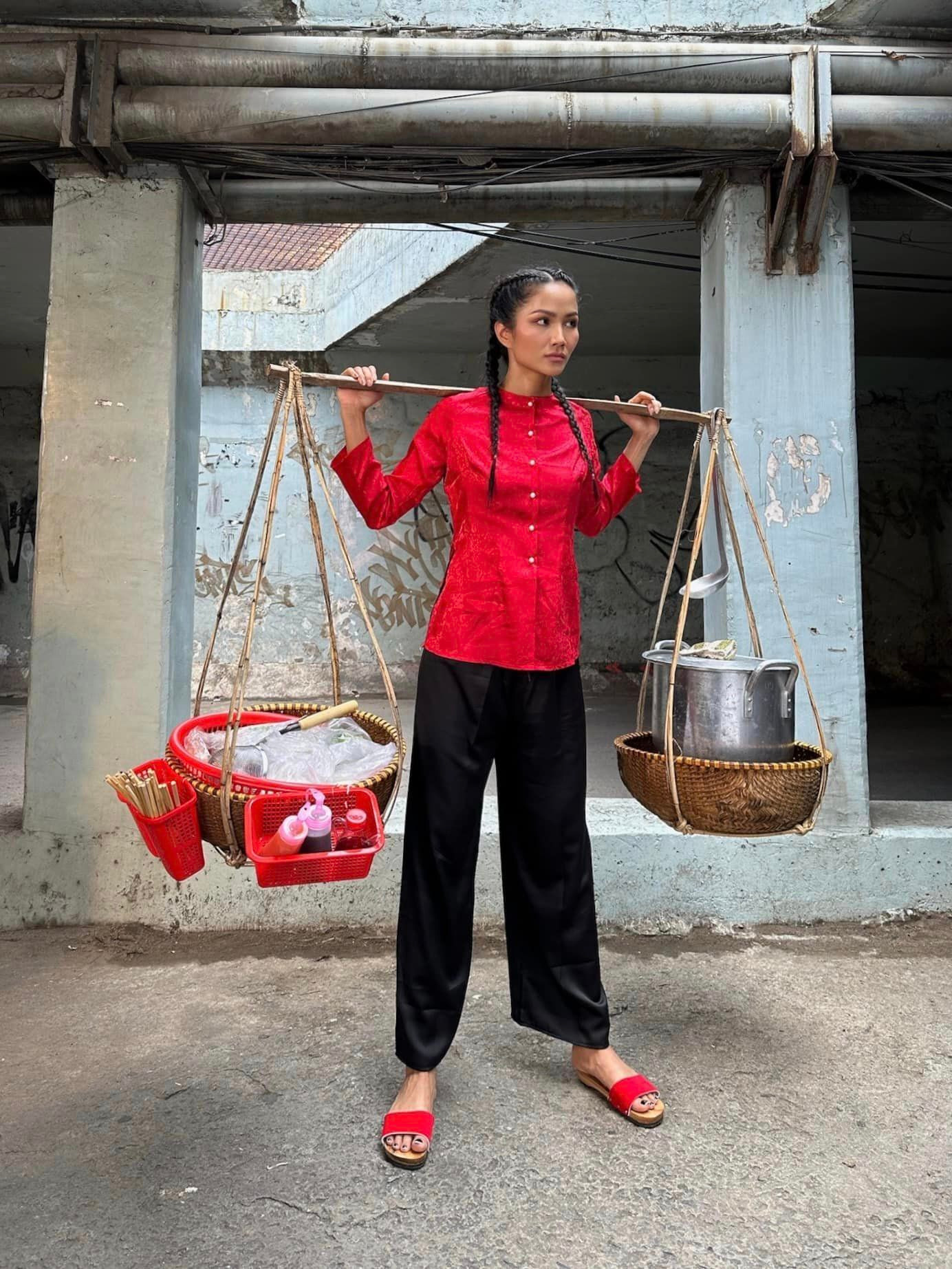 Sao Việt 21/12: Hai 'nam thần màn ảnh' hội ngộ, Việt Hương hẹn hò 'trai lạ' - 11