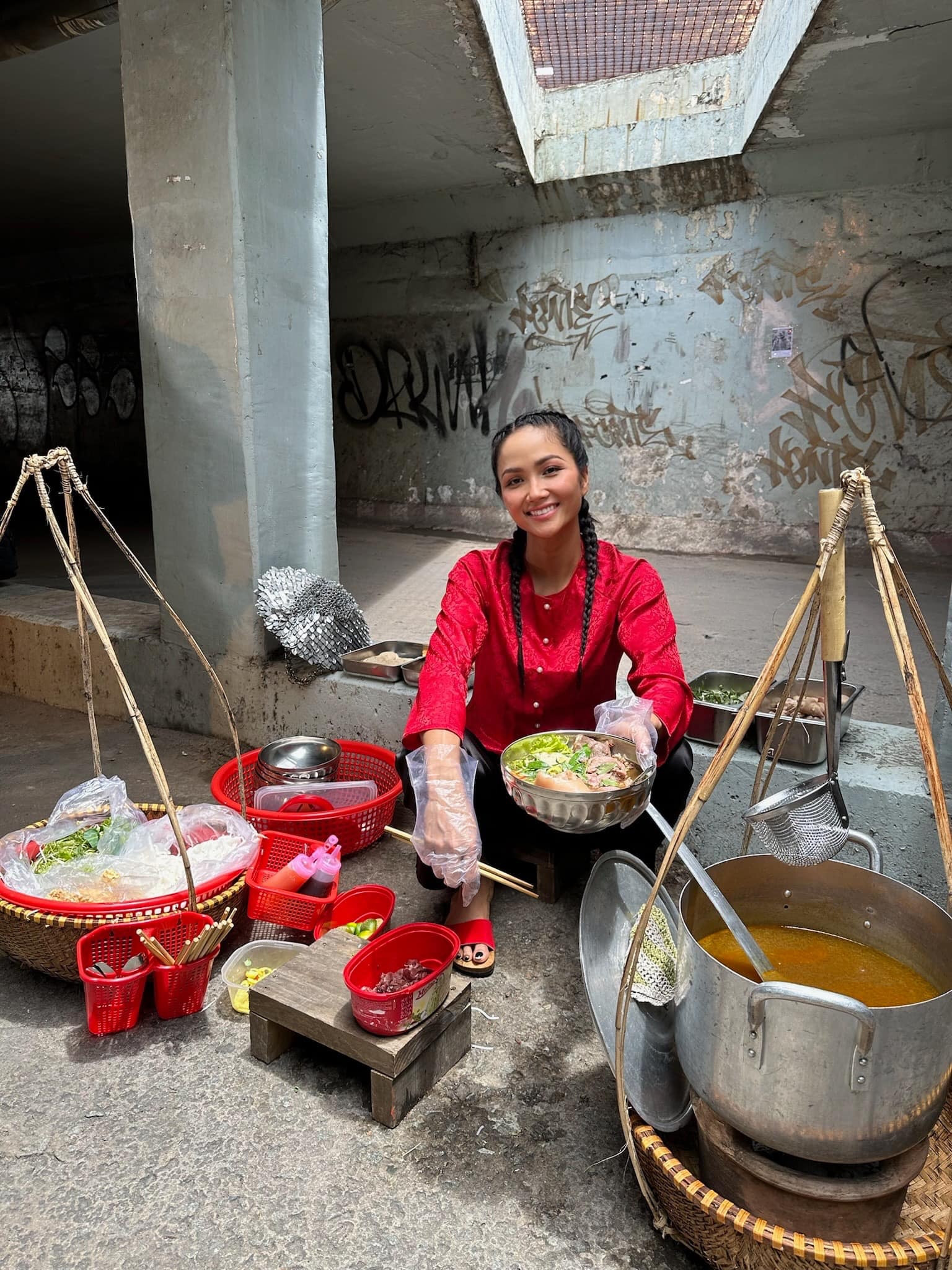 Sao Việt 21/12: Hai 'nam thần màn ảnh' hội ngộ, Việt Hương hẹn hò 'trai lạ' - 10