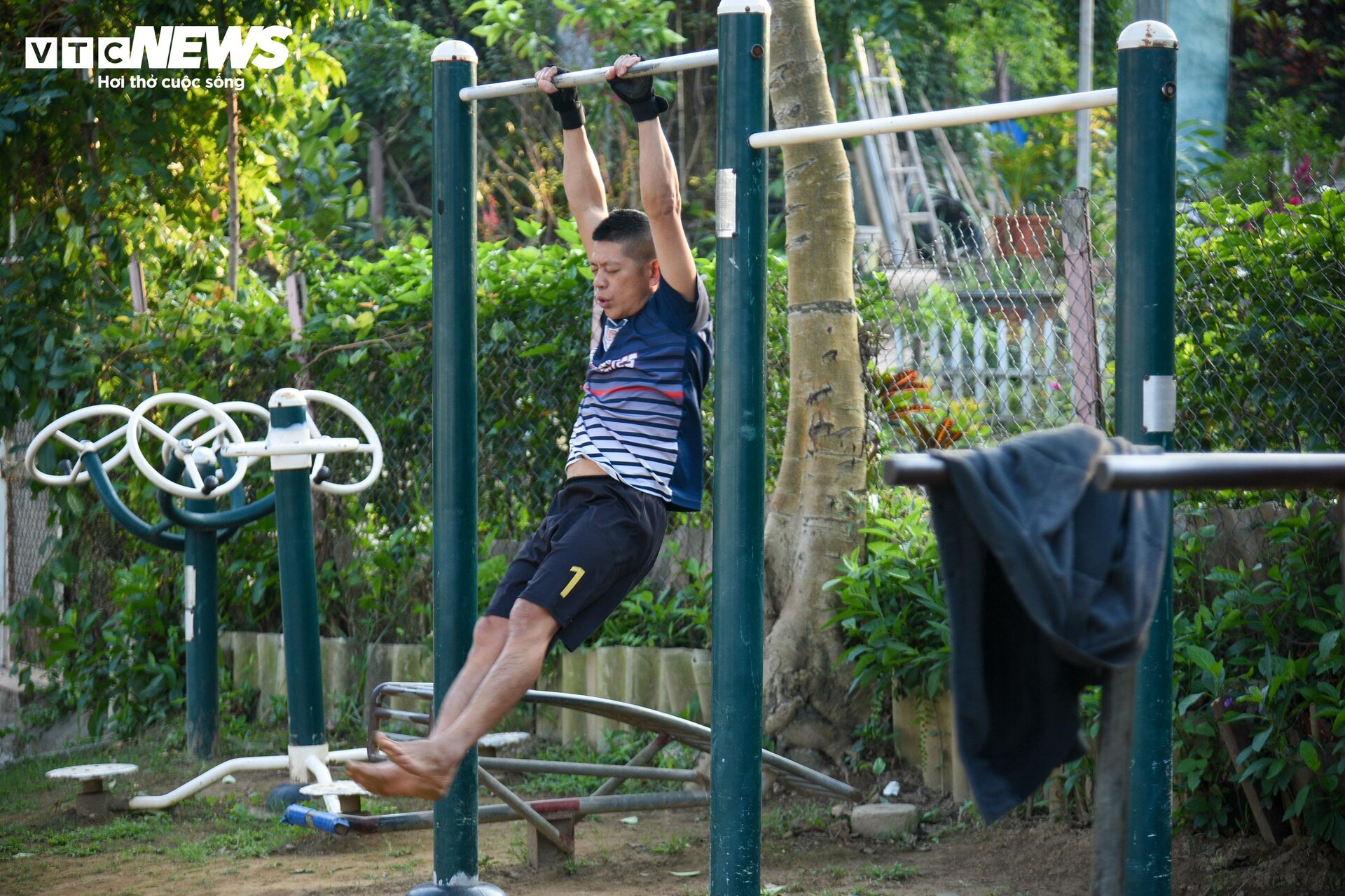 Người Hà Nội ra sông Hồng tắm giữa thời tiết 12 độ C - 3