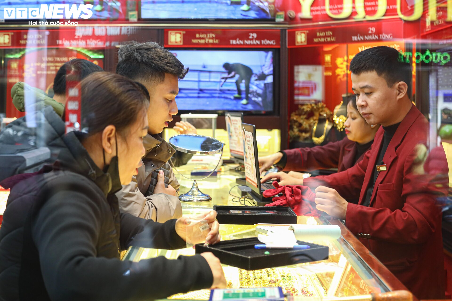Hà Nội: Thị trường im ắng trong ngày giá vàng lên đỉnh lịch sử - 2