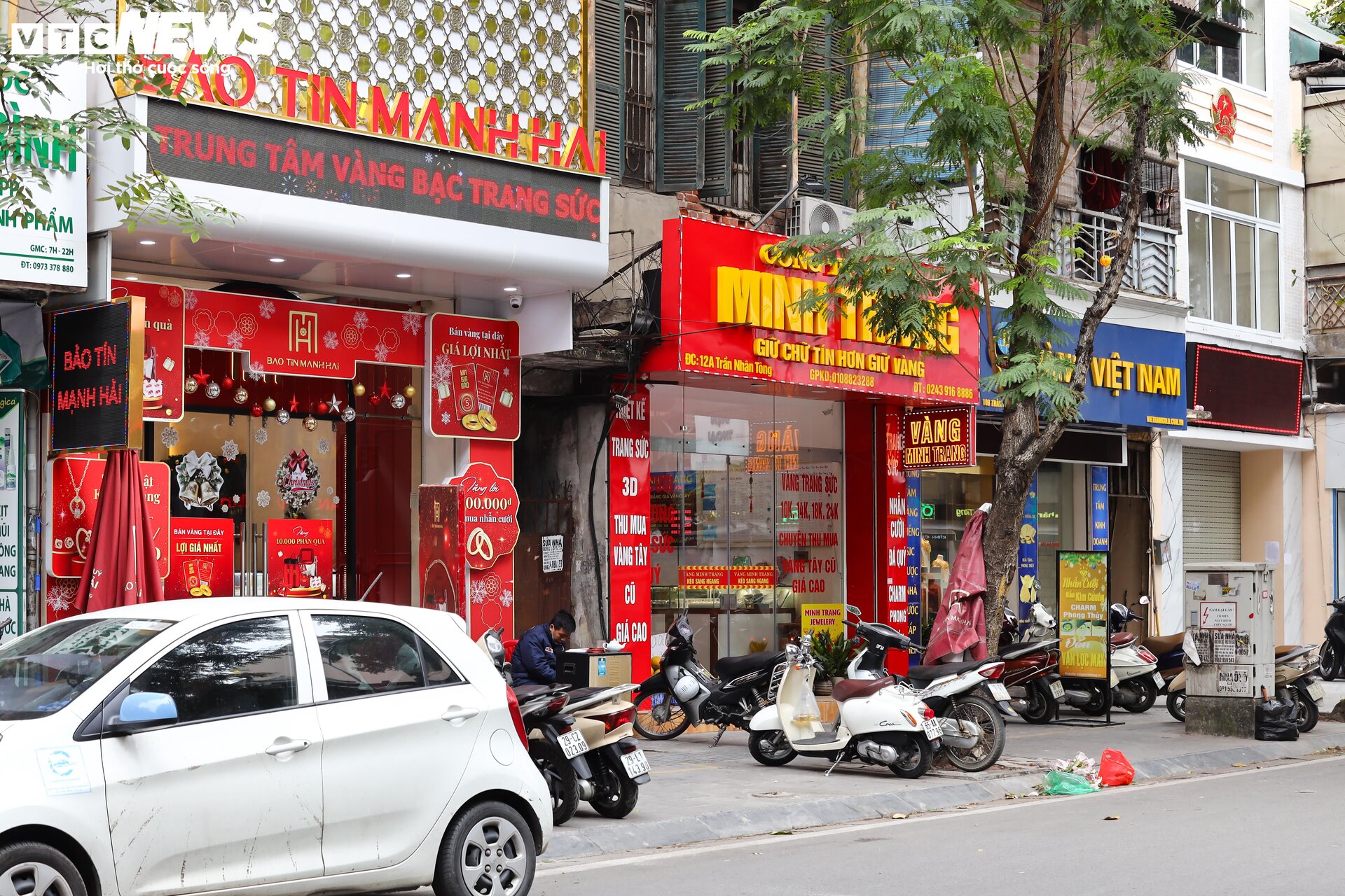 Hà Nội: Thị trường im ắng trong ngày giá vàng lên đỉnh lịch sử - 14