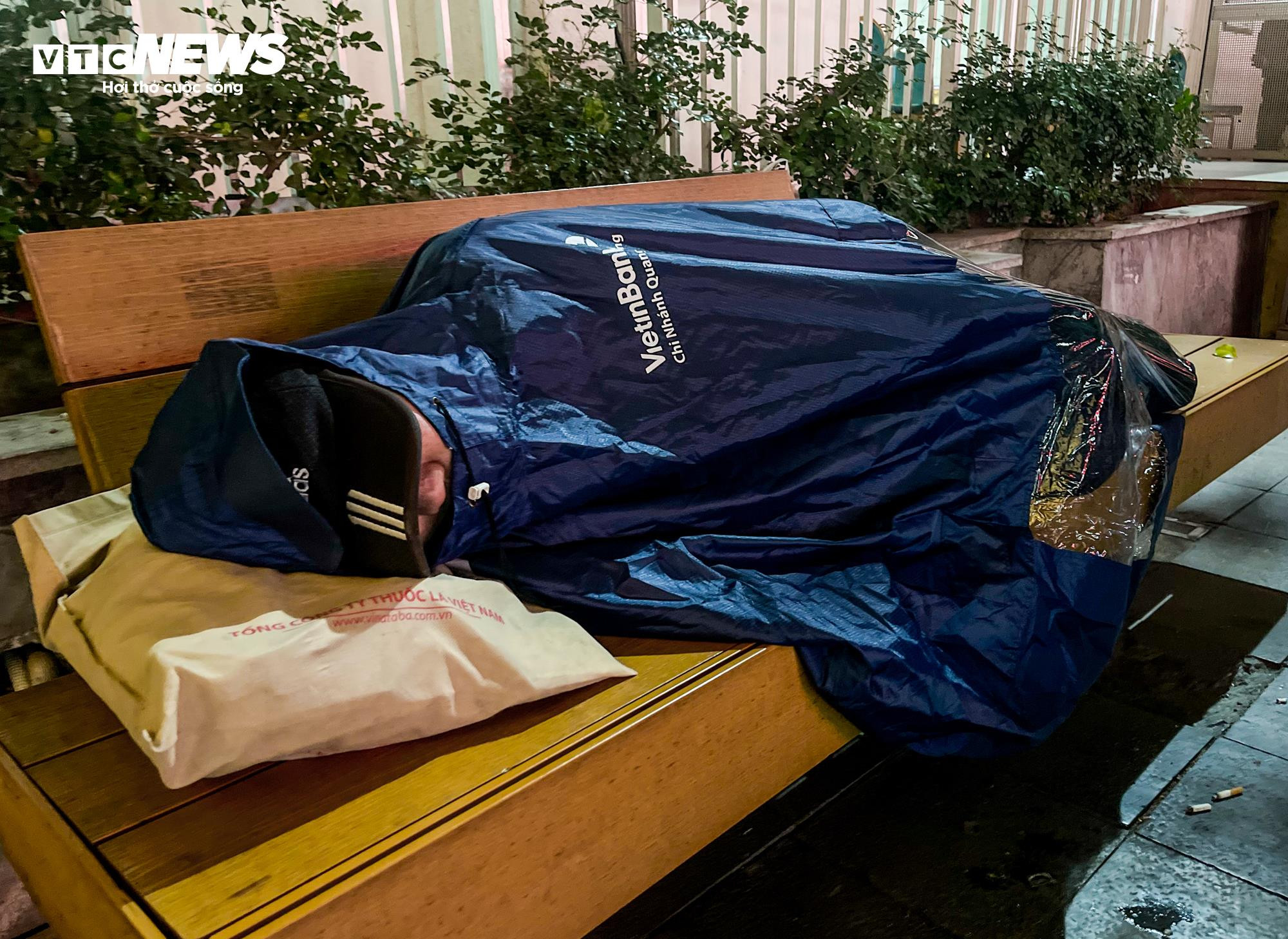 Người nhà bệnh nhân trùm kín áo mưa chống cái rét cắt da cắt thịt - 2