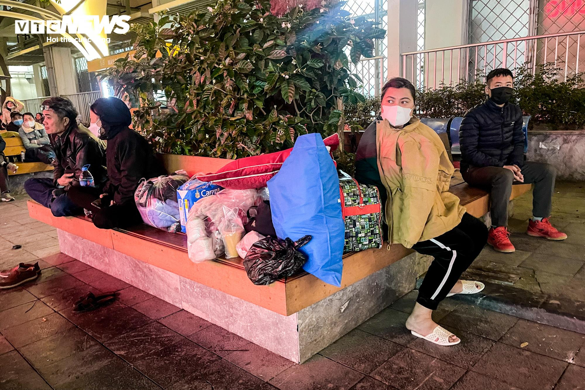 Người nhà bệnh nhân trùm kín áo mưa chống cái rét cắt da cắt thịt - 5