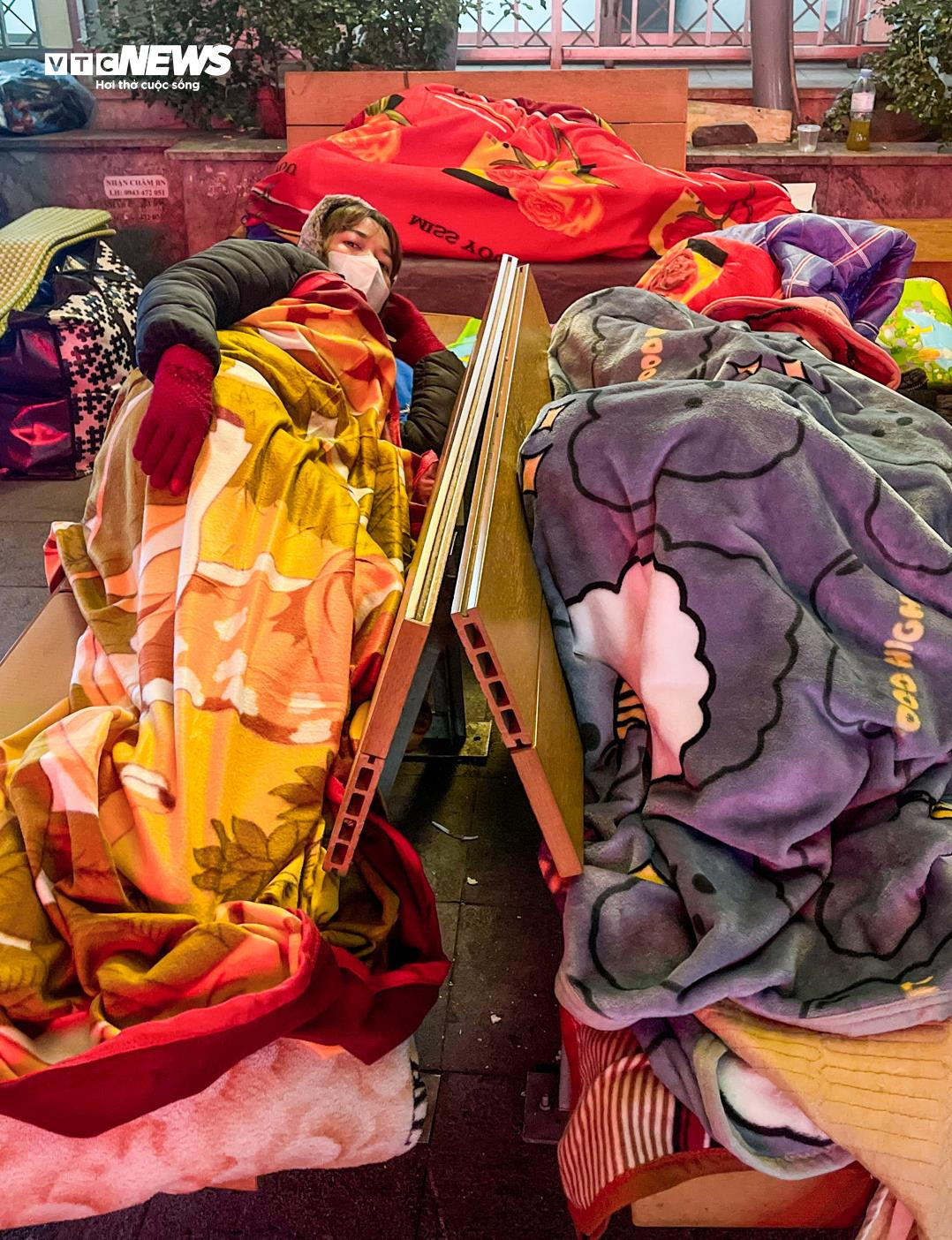 Người nhà bệnh nhân trùm kín áo mưa chống cái rét cắt da cắt thịt - 9