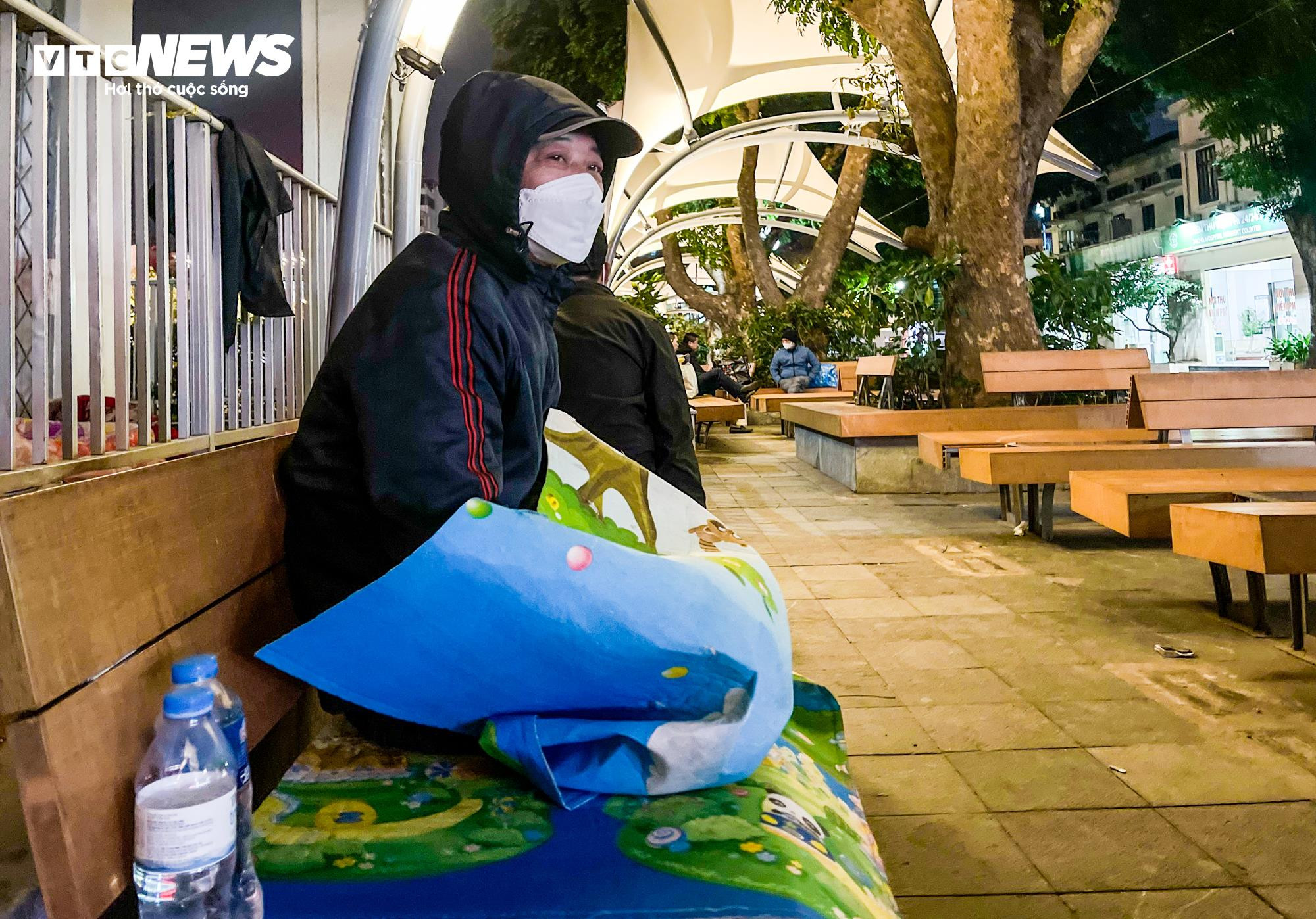 Người nhà bệnh nhân trùm kín áo mưa chống cái rét cắt da cắt thịt - 8