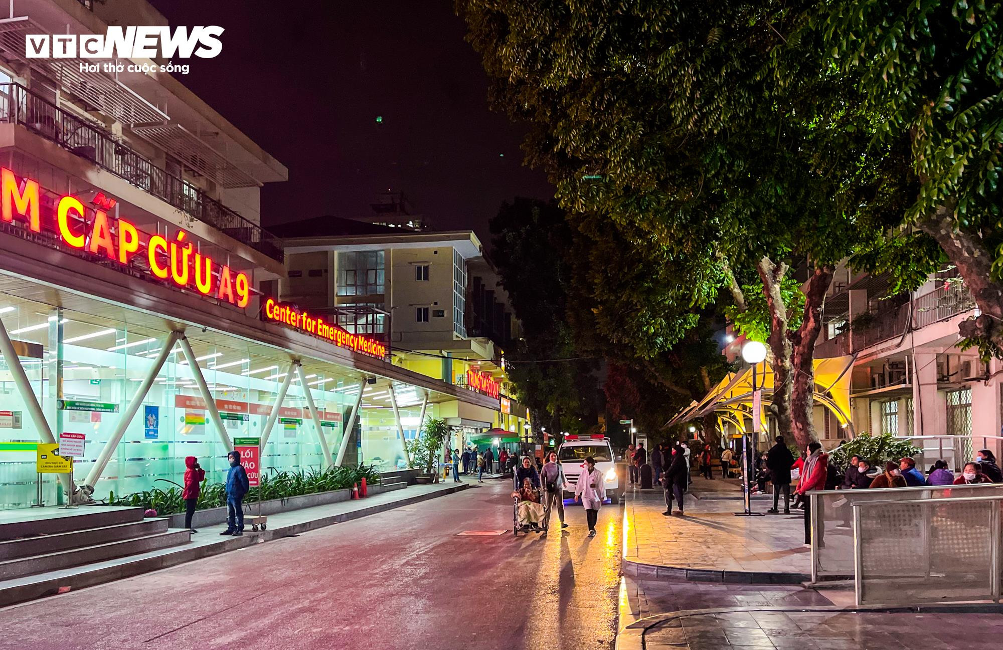 Người nhà bệnh nhân trùm kín áo mưa chống cái rét cắt da cắt thịt - 1