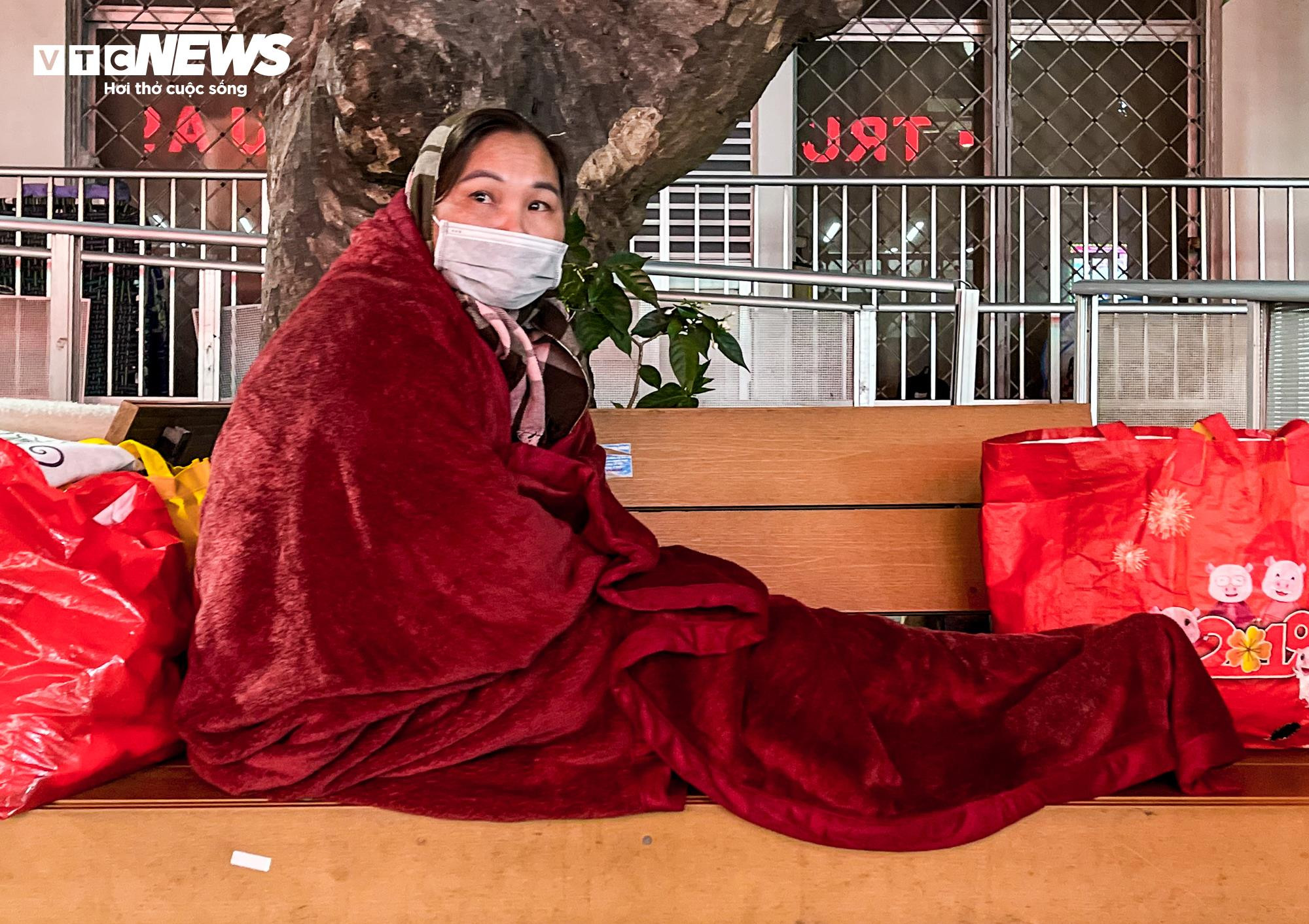 Người nhà bệnh nhân trùm kín áo mưa chống cái rét cắt da cắt thịt - 3