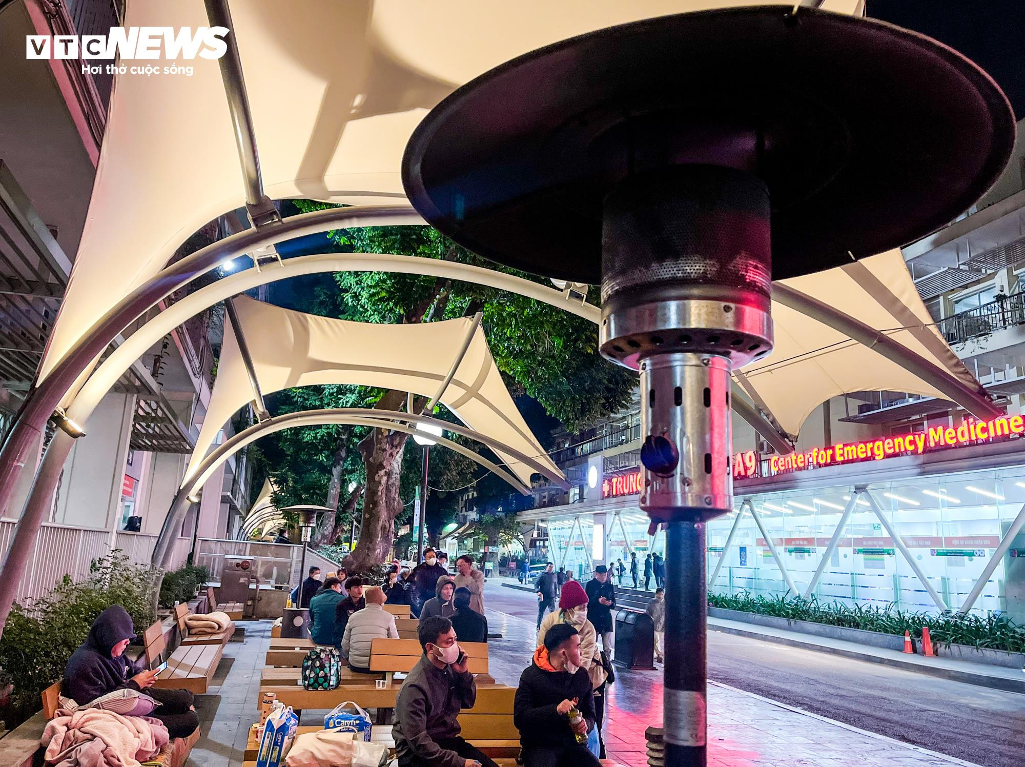 Người nhà bệnh nhân trùm kín áo mưa chống cái rét cắt da cắt thịt - 12