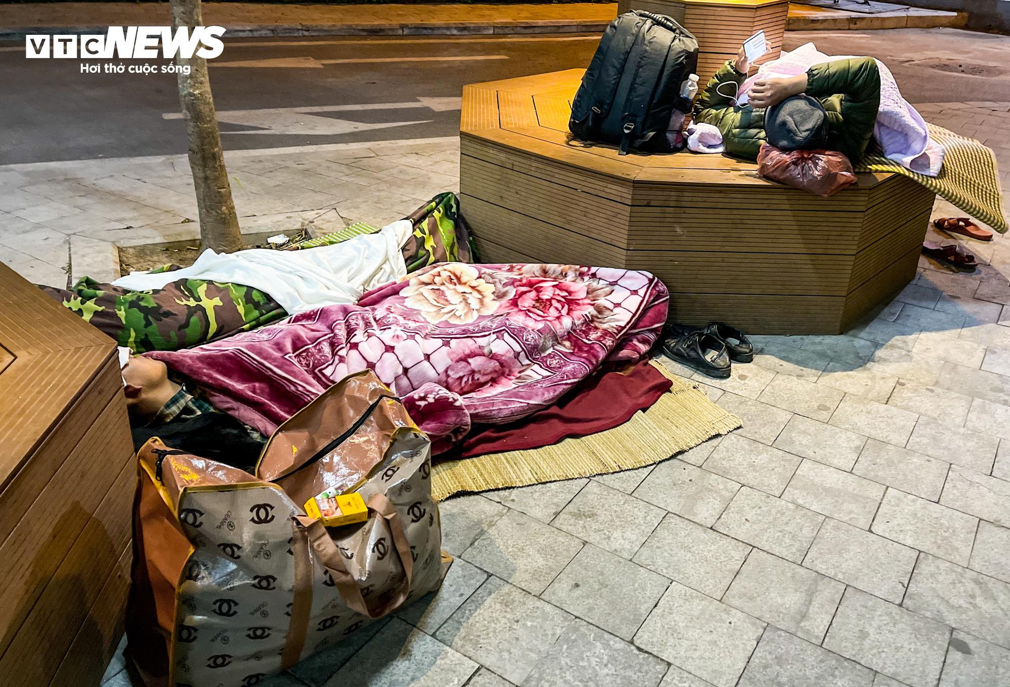 Người nhà bệnh nhân trùm kín áo mưa chống cái rét cắt da cắt thịt - 16