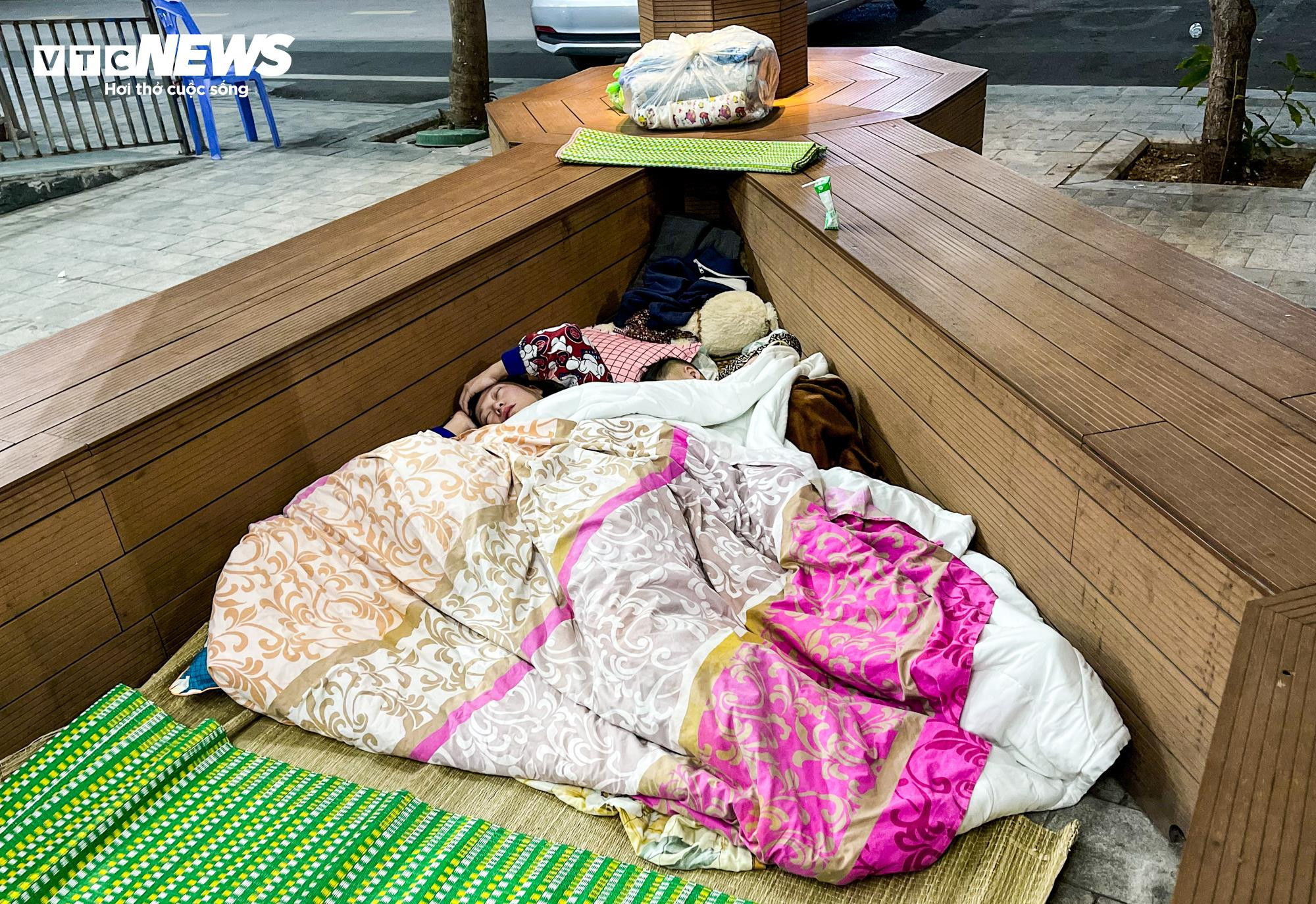 Người nhà bệnh nhân trùm kín áo mưa chống cái rét cắt da cắt thịt - 15