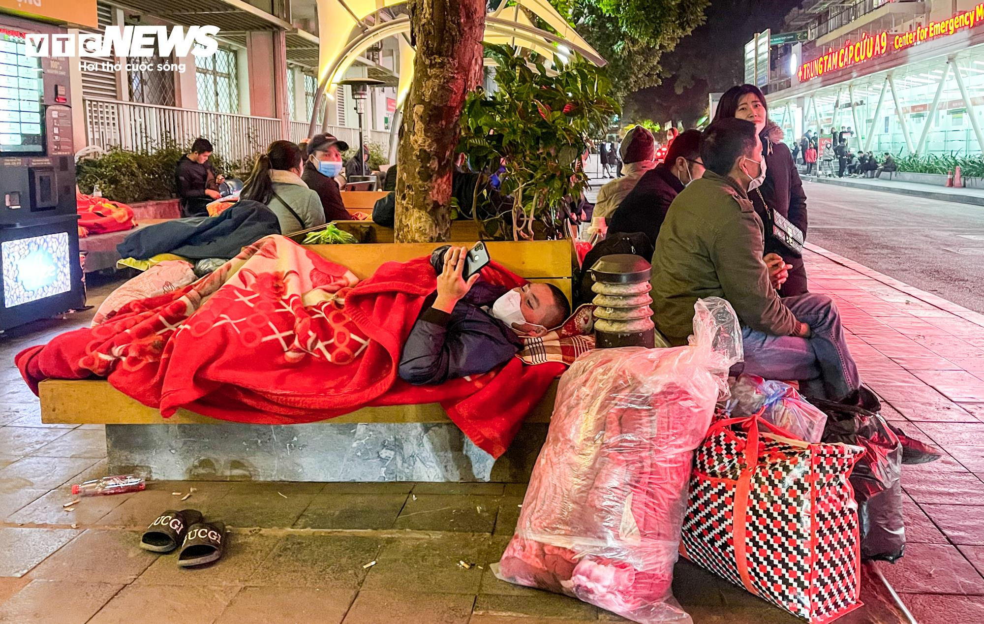 Người nhà bệnh nhân trùm kín áo mưa chống cái rét cắt da cắt thịt - 10