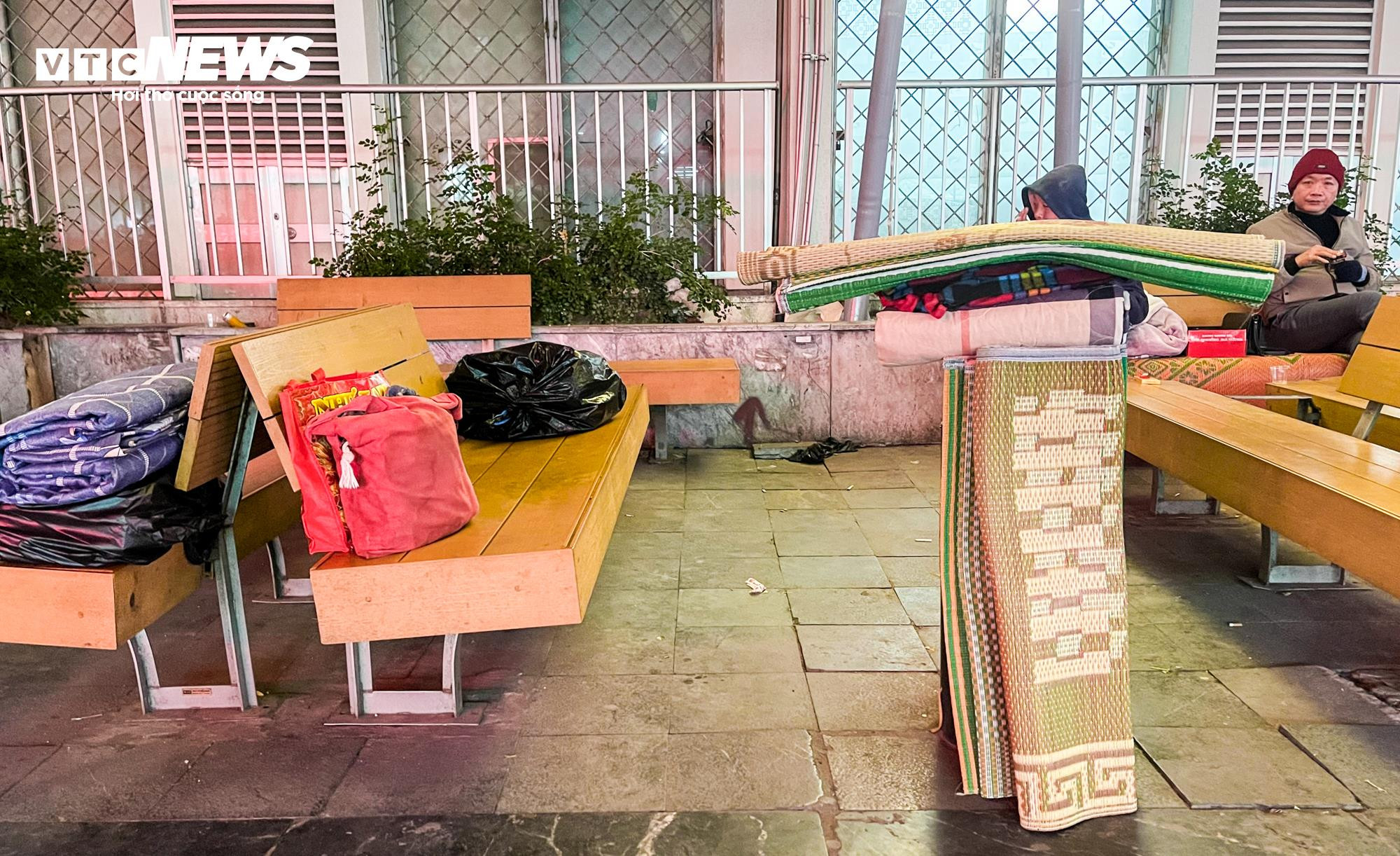 Người nhà bệnh nhân trùm kín áo mưa chống cái rét cắt da cắt thịt - 6