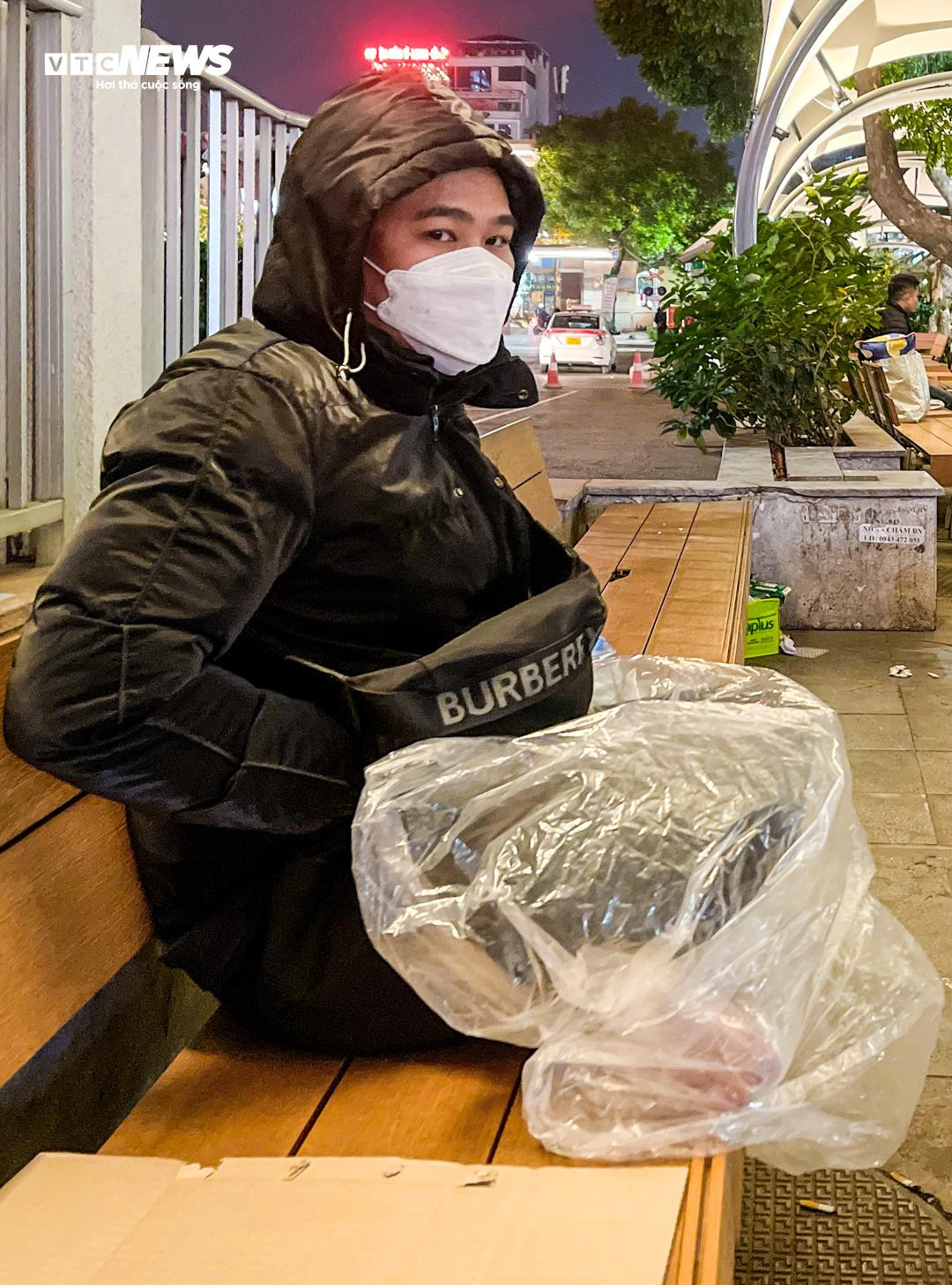 Người nhà bệnh nhân trùm kín áo mưa chống cái rét cắt da cắt thịt - 4