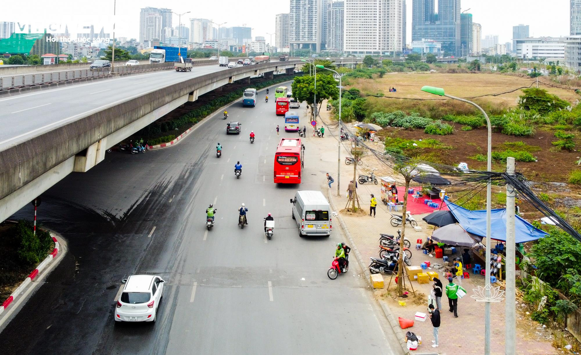 Xe khách vô tư tạt đầu, chạy kiểu 'rùa bò' bắt khách trên phố Hà Nội - 3