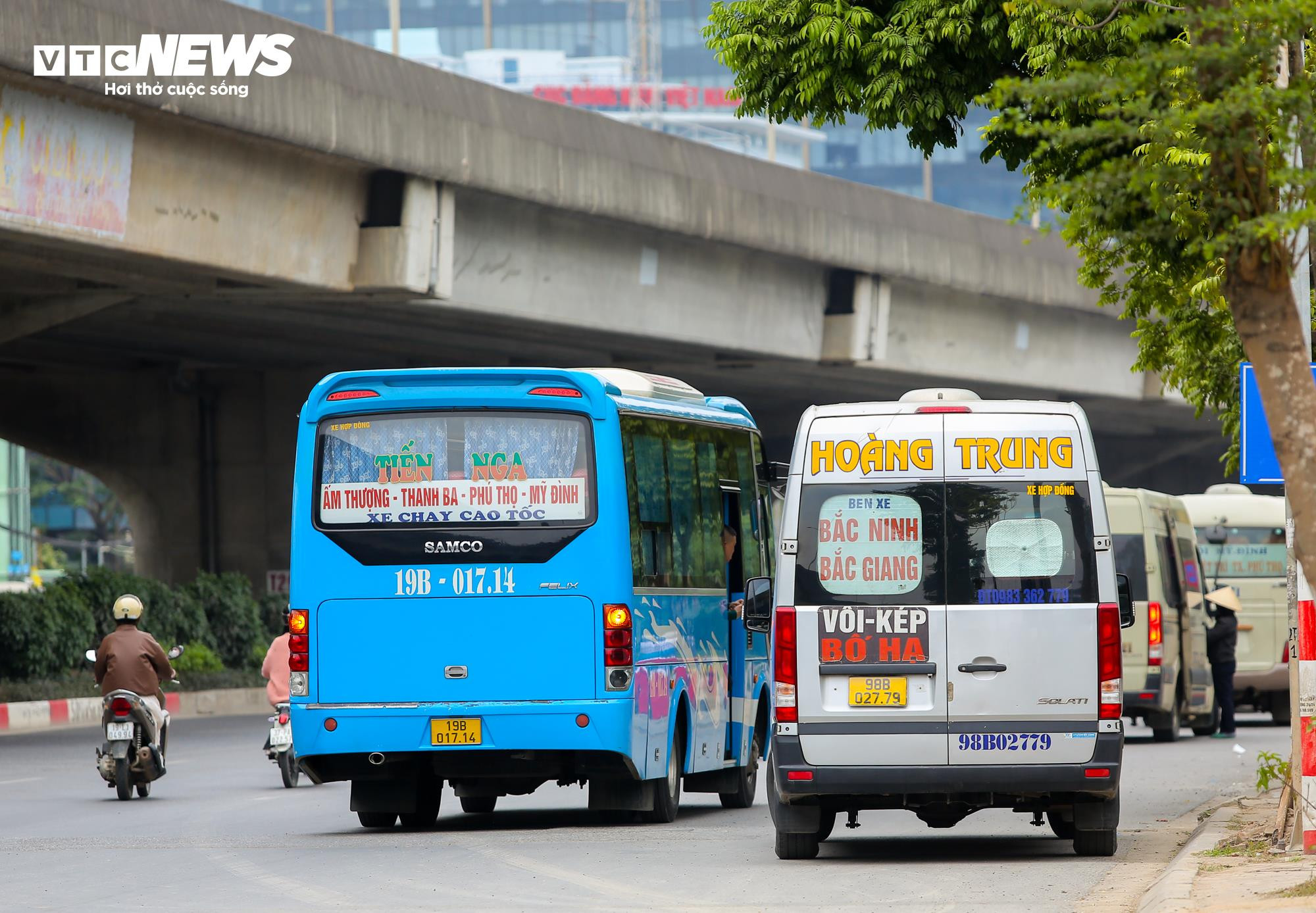 Xe khách vô tư tạt đầu, chạy kiểu 'rùa bò' bắt khách trên phố Hà Nội - 9