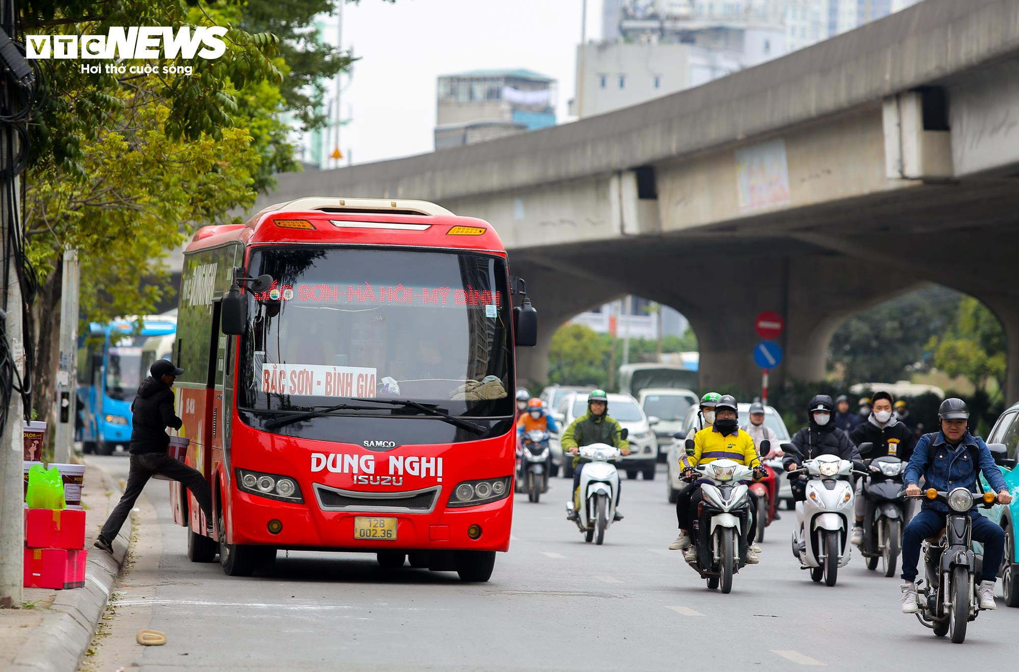 Xe khách vô tư tạt đầu, chạy kiểu 'rùa bò' bắt khách trên phố Hà Nội - 10