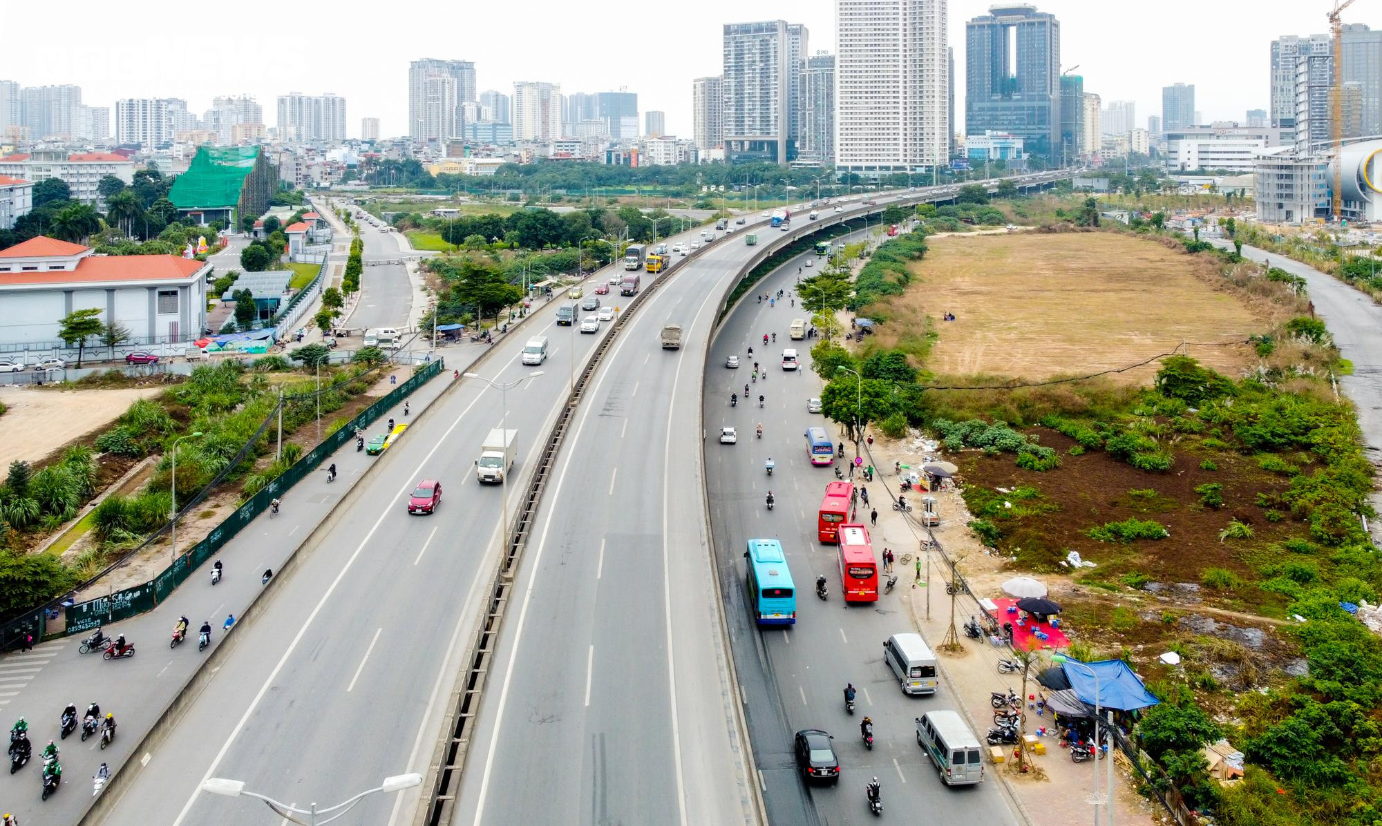 Xe khách vô tư tạt đầu, chạy kiểu 'rùa bò' bắt khách trên phố Hà Nội - 1