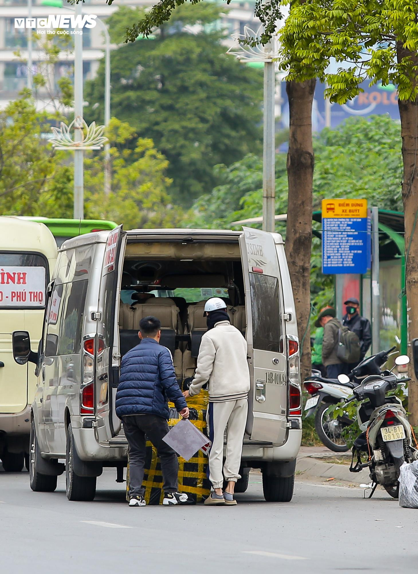 Xe khách vô tư tạt đầu, chạy kiểu 'rùa bò' bắt khách trên phố Hà Nội - 7