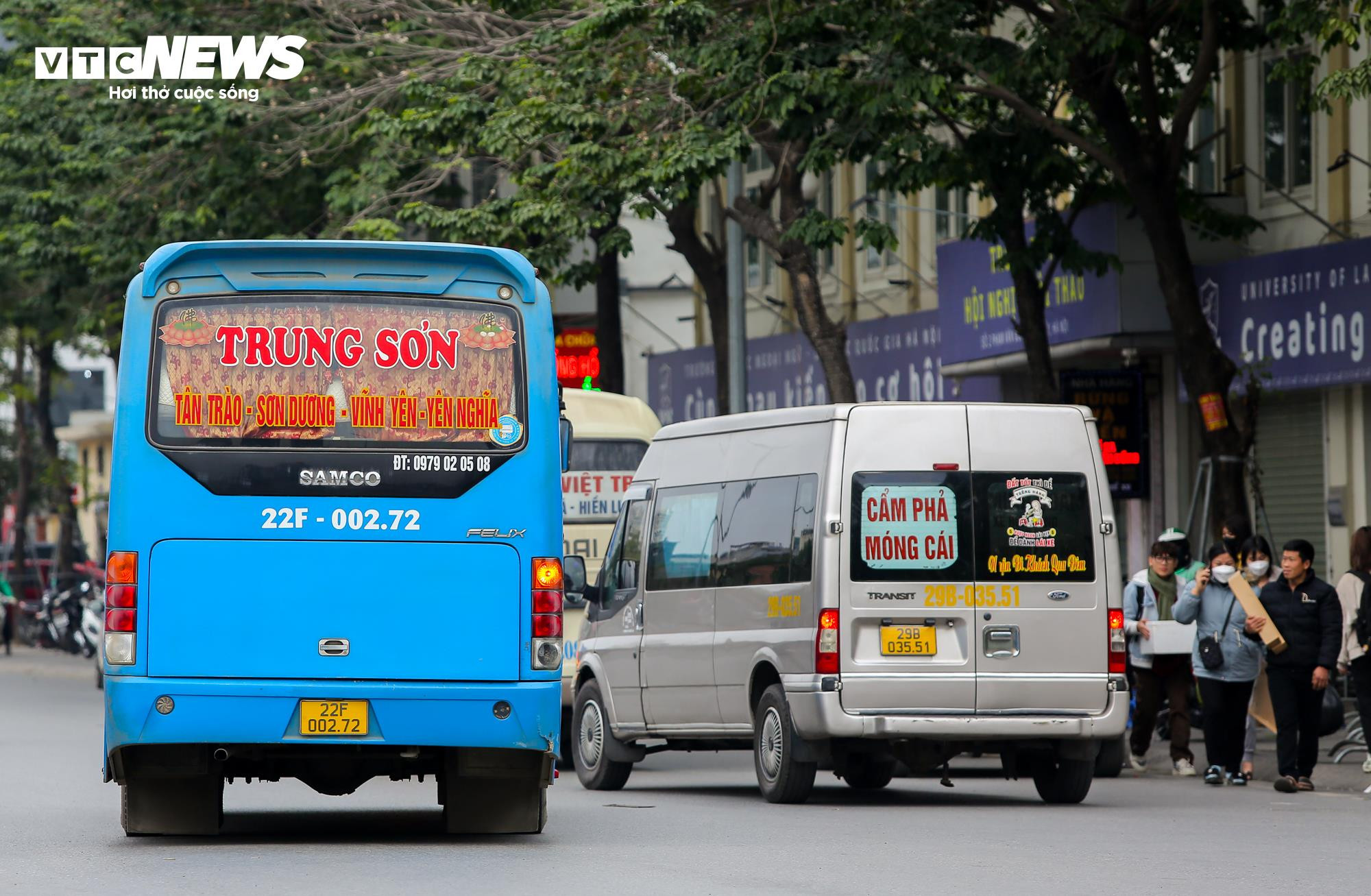 Xe khách vô tư tạt đầu, chạy kiểu 'rùa bò' bắt khách trên phố Hà Nội - 8